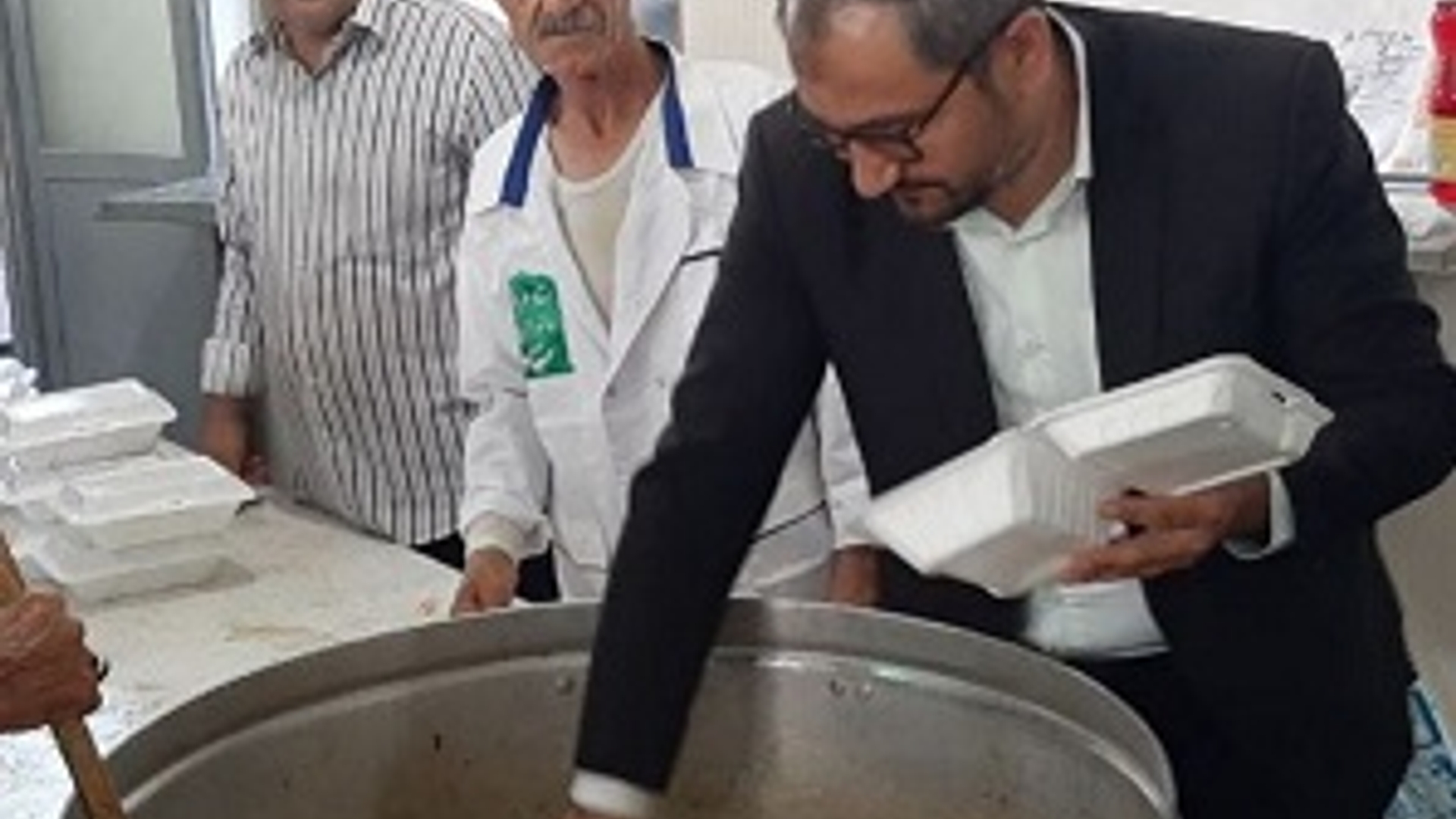 طبخ و توزیع حدود ۲۰ هزار پرس غذا در روز عید غدیر در شهرستان کمیجان