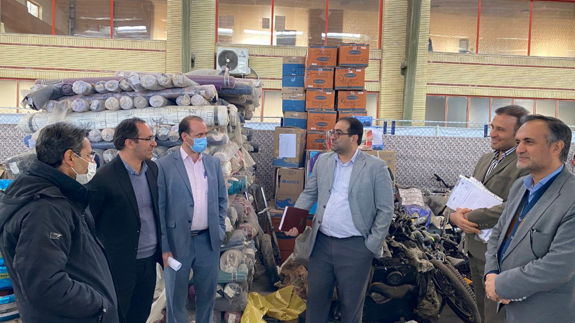 بازدید دکتر اتابکی، دبیر کمیسیون مبارزه با قاچاق کالا و ارز استان از انبار اموال تملیکی