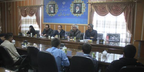 نشست صمیمی فرماندار با جمعی از دانش آموزان بسیجی شهرستان خمین برگزار شد