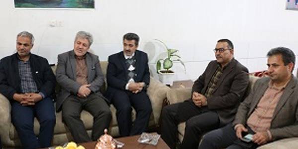 دیدار  فرماندار شهرستان شازند با خانواده های مددجوی کمیته امداد امام خمینی(ره) شهر شازند