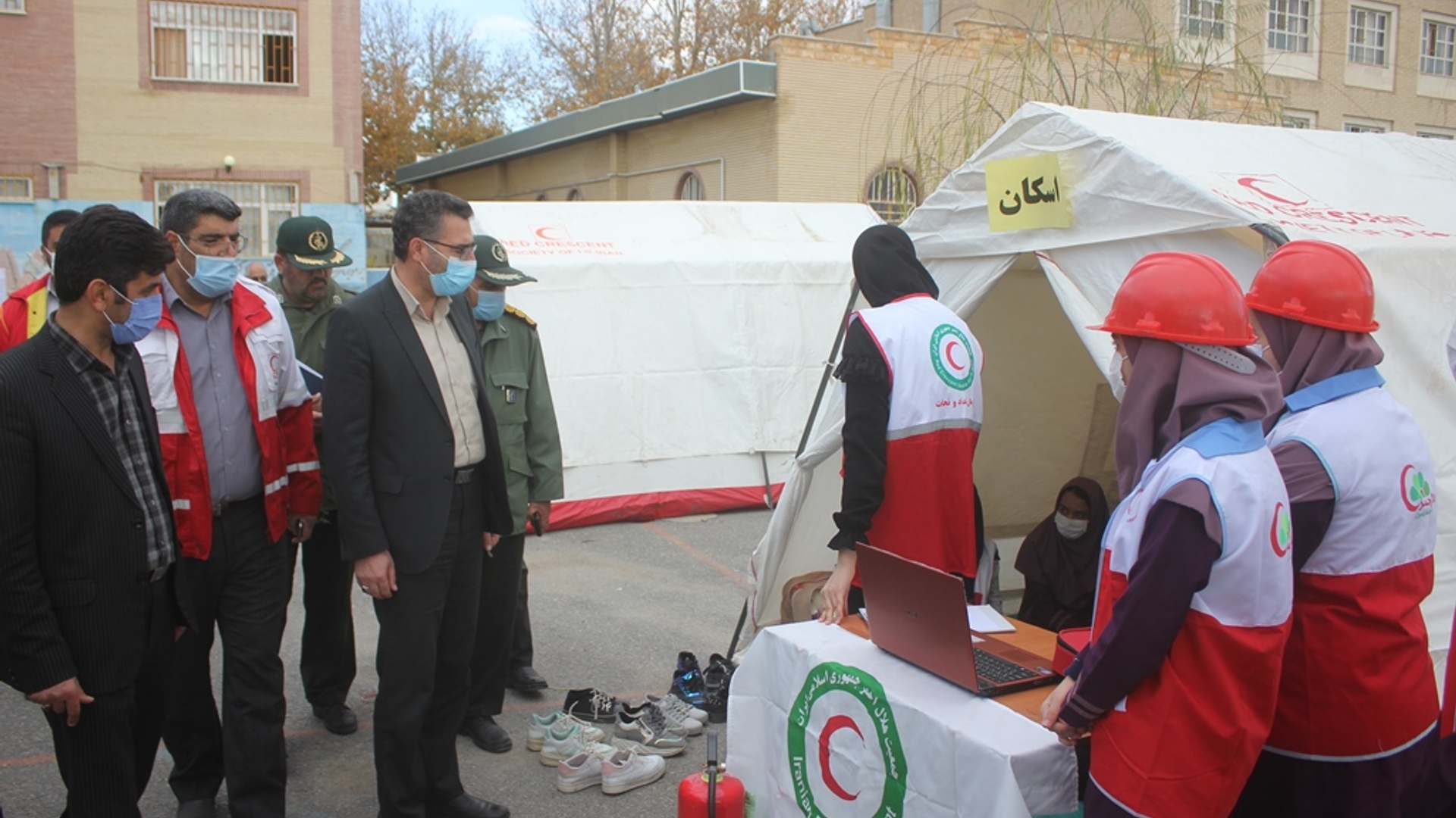 مانور زلزله در دبیرستان دخترانه شاهد دکتر نصیری خمین برگزار شد