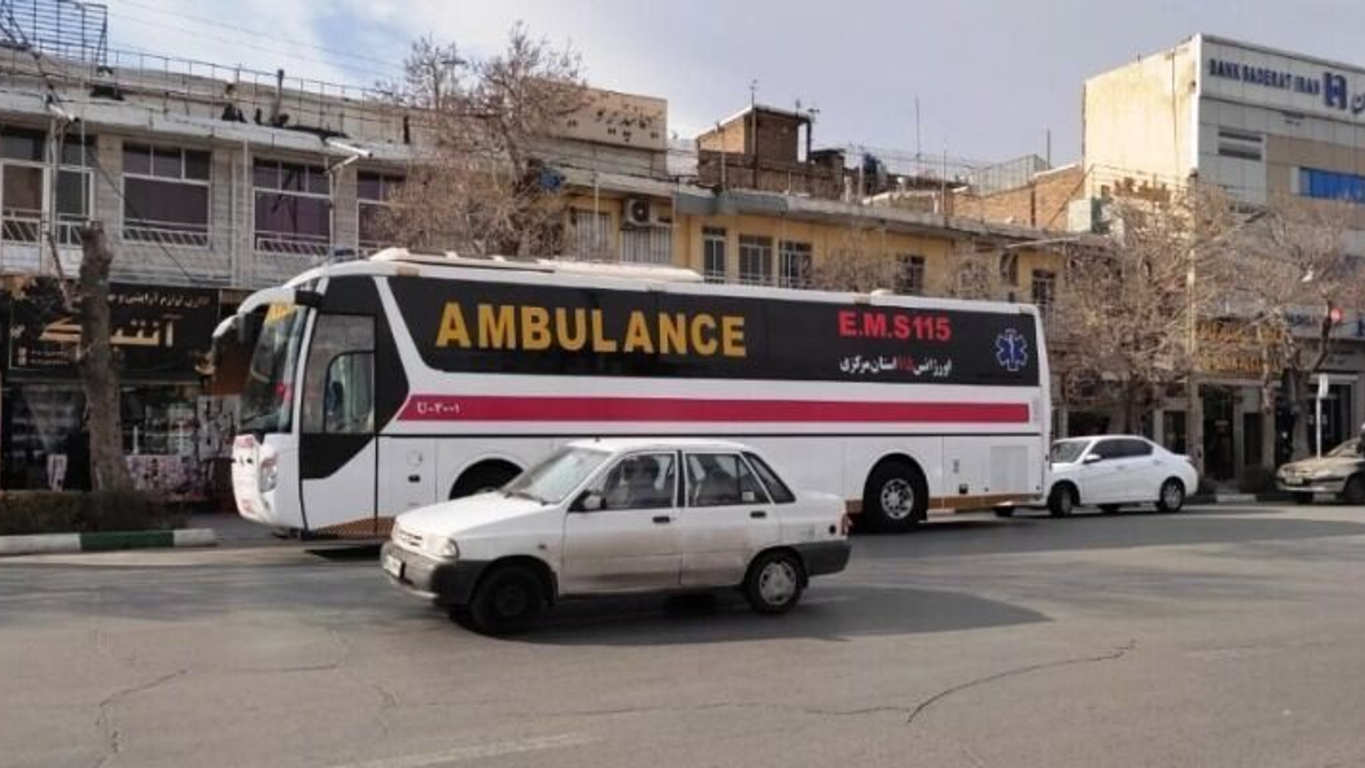 یک دستگاه اتوبوس آمبولانس در راستای مصوبه کمیته اضطرار آلودگی هوای اراک در میدان شهدای این کلانشهر مستقر شد.