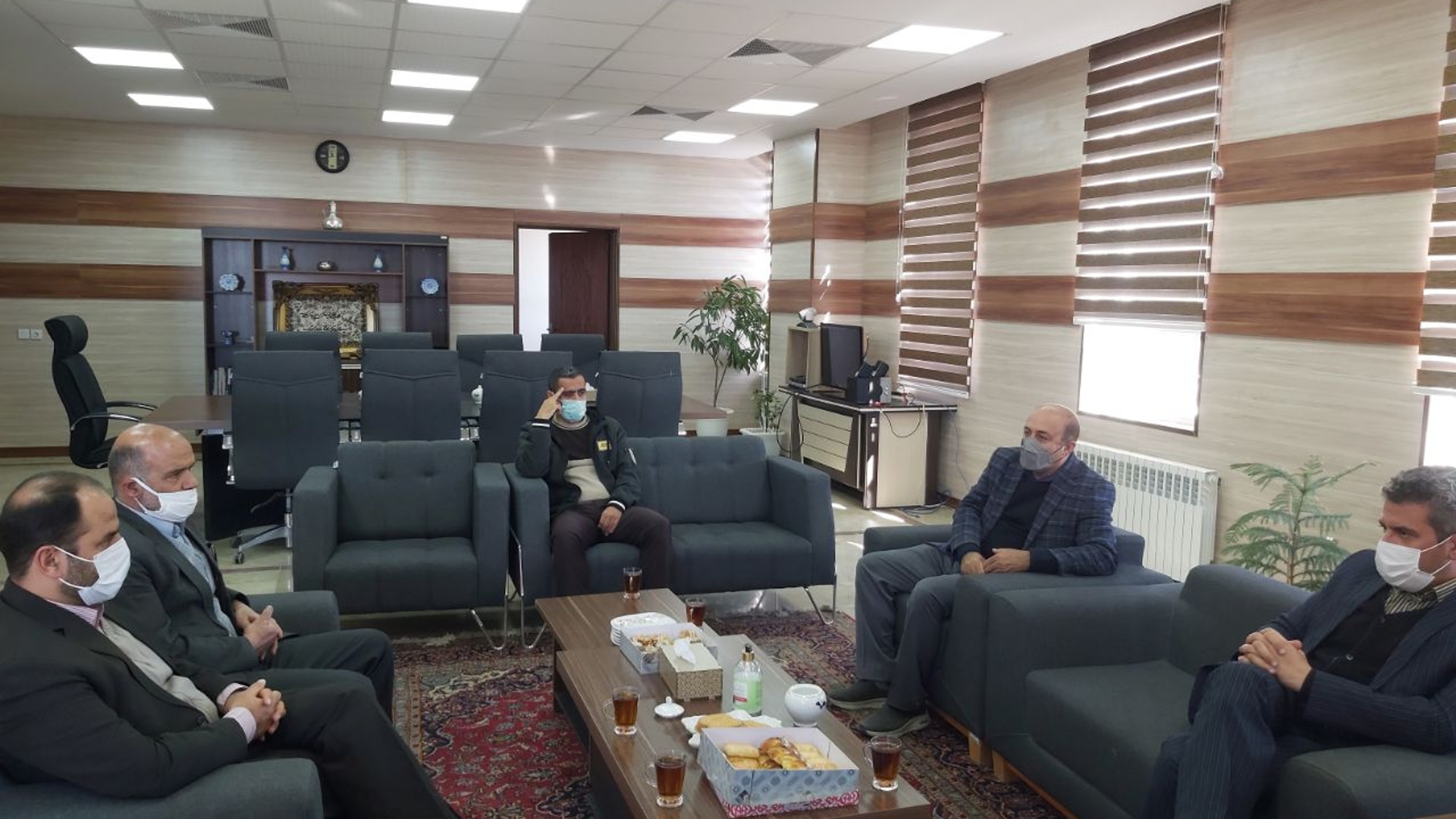 دیدار آشتیانی مدیر جهاد کشاورزی شهرستان به اتفاق تعدادی از پرسنل با علی اکبر فراهانی سرپرست فرمانداری آشتیان