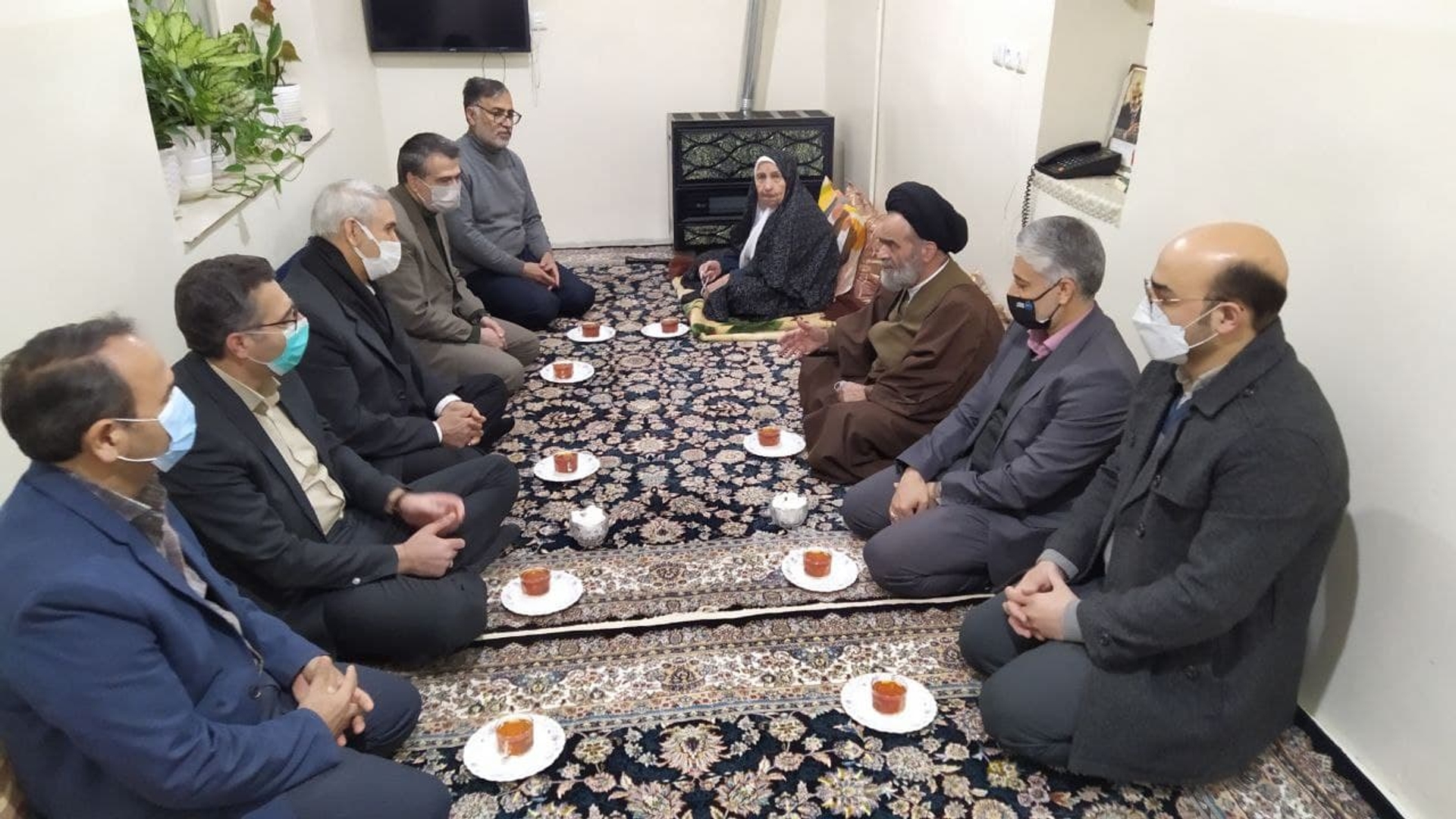 فرماندار ، امام جمعه و نماینده مردم خمین در مجلس با خانواده شهیدان اسدی و زاغی دیدار کردند