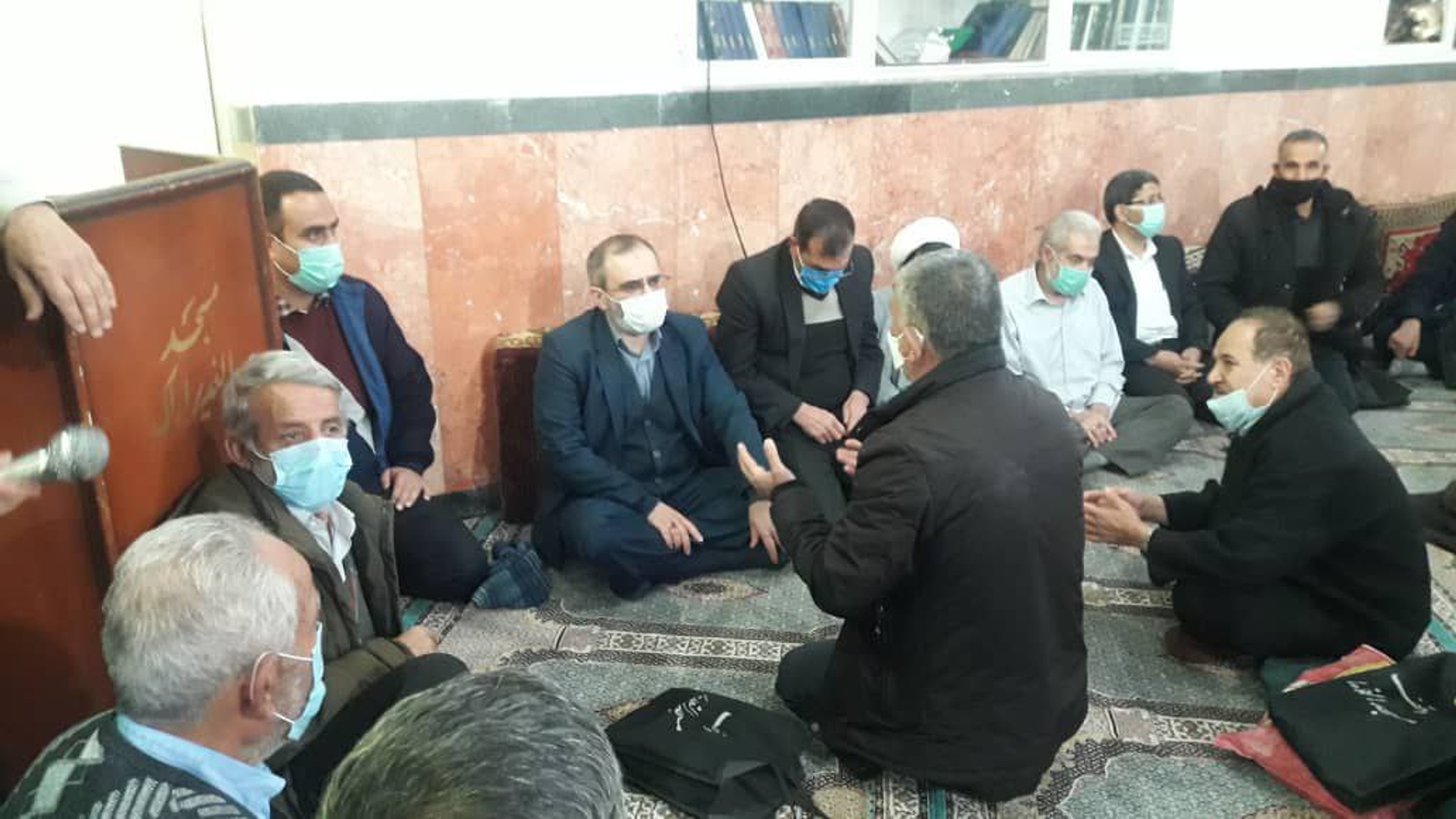 استاندار مرکزی باتفاق تعدادی از مدیران در بازدید از یکی از مناطق حاشیه نشین اراک با اهالی این منطقه دیدار و گفتگو نمود