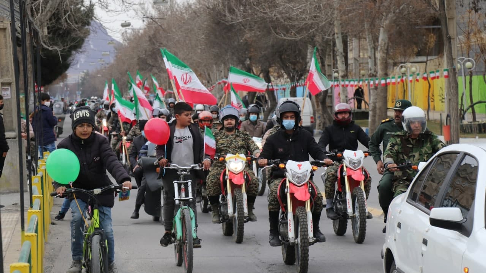 راهپیمایی خودرویی و موتوری یوم الله 22 بهمن در شهرستان خمین برگزار شد