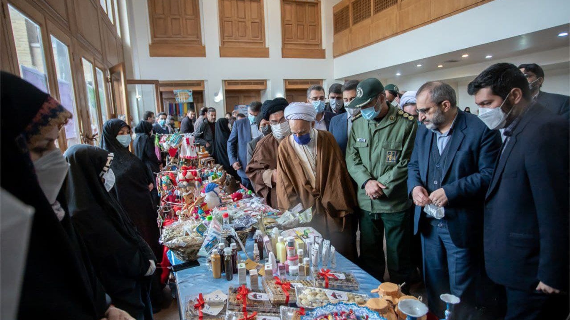 نمایشگاه اقتصاد مقاومتی در بیت تاریخی امام خمینی (ره) افتتاح شد