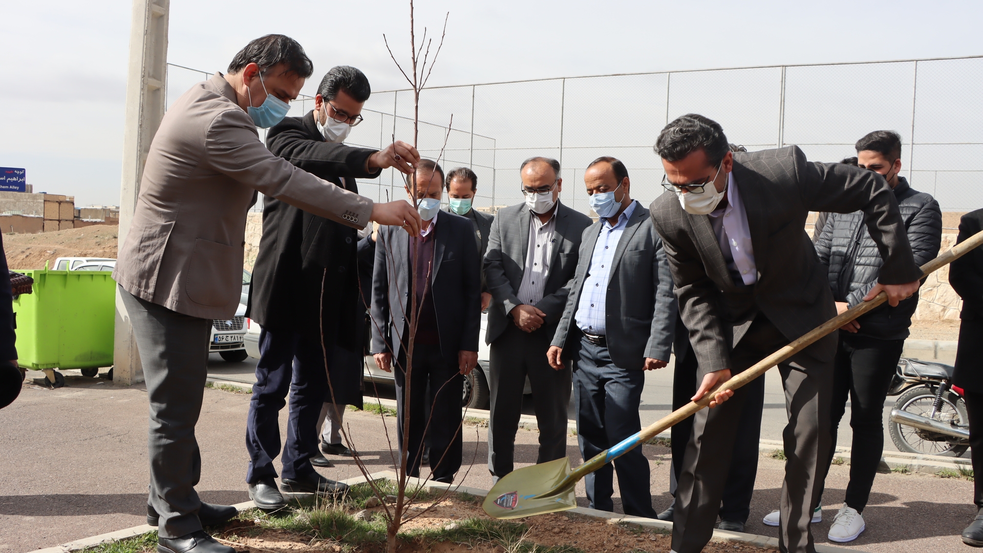 مراسم نمادین کاشت درخت همزمان با روز درختکاری با حضور محمدرضا ناظری فرماندار شهرستان محلات و دیگر مسئولین