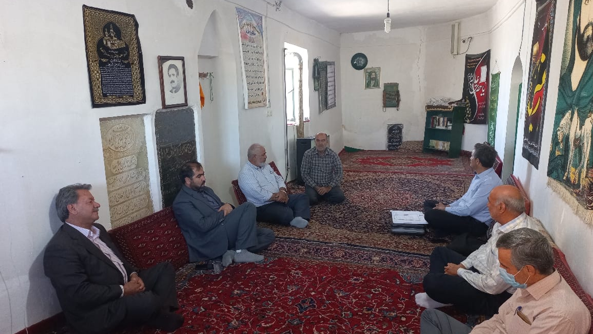 حضور فرماندار فراهان در نشست هیئت امنای امامزاده حسن الافطس روستای اسفین