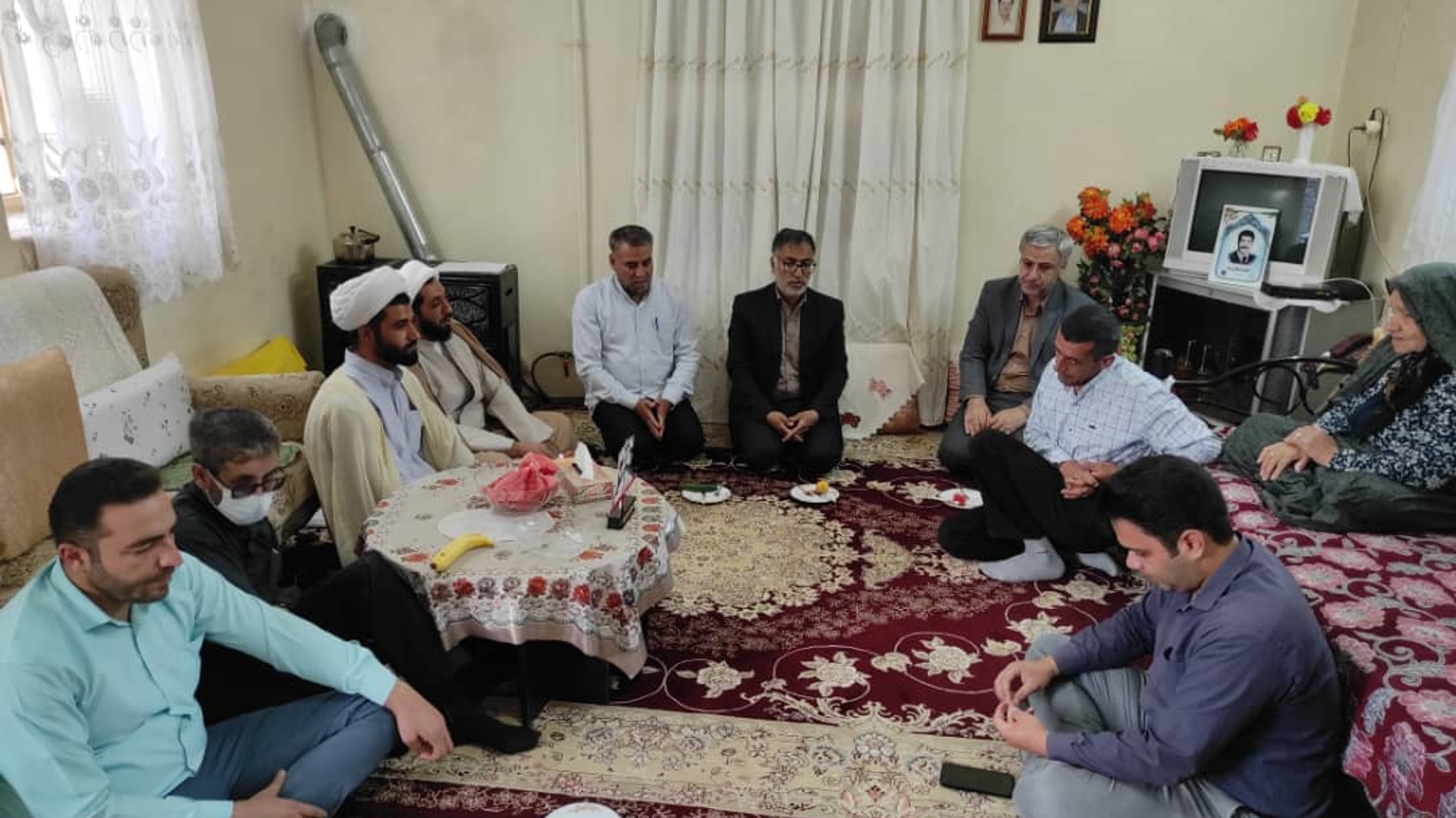 فرماندار شهرستان خمین با خانواده شهید عباس اسلامی نیا دیدار کرد
