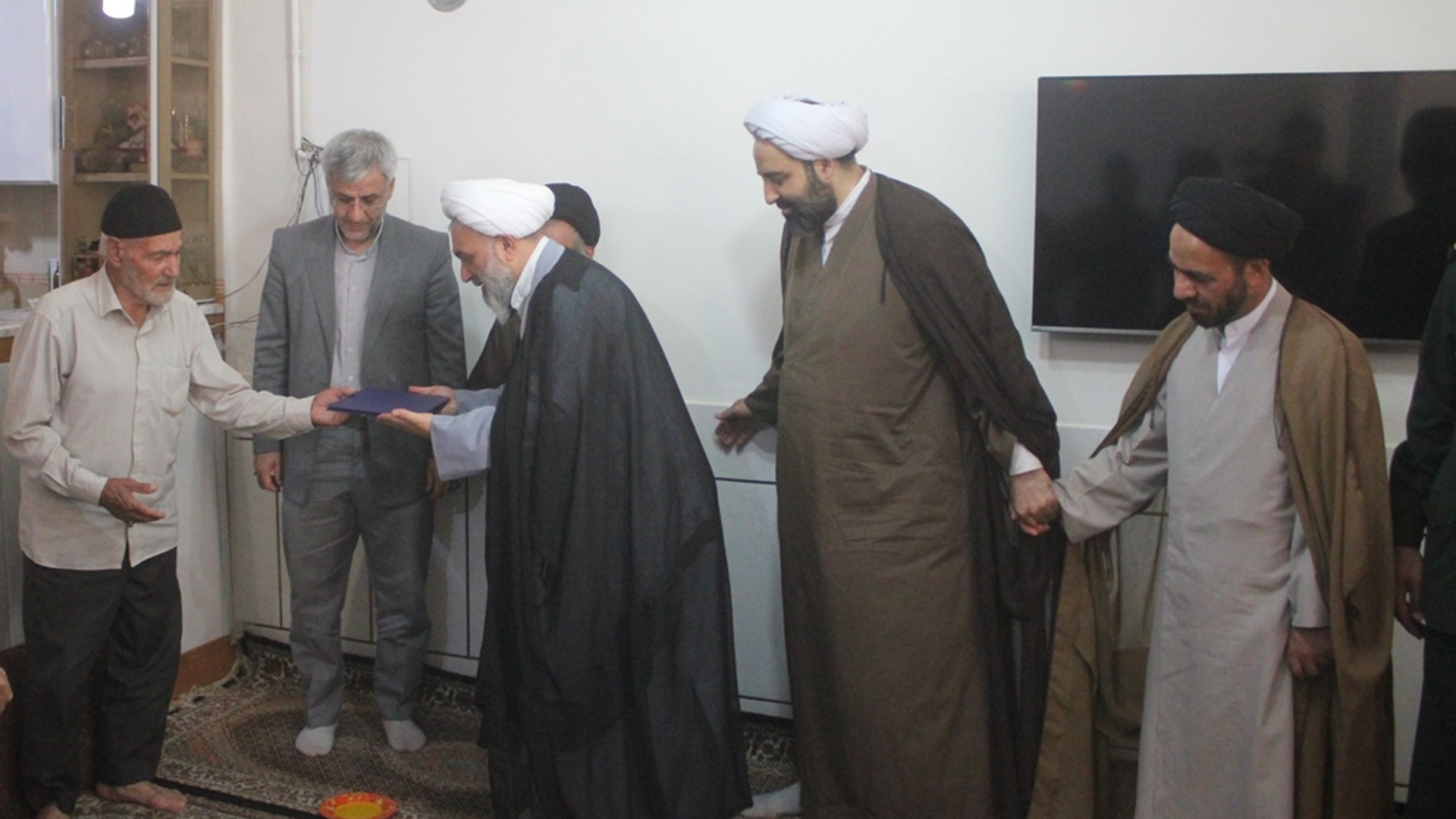 مشاور رئیس و مدیر حراست شورای سیاستگذاری ائمه جمعه کشور با خانواده شهید علی صالحی دیدار کرد