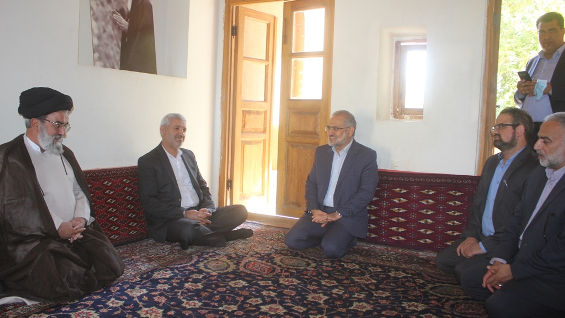 معاون پارلمانی رئیس جمهور از بیت قدیمی حضرت امام در خمین بازدید کرد