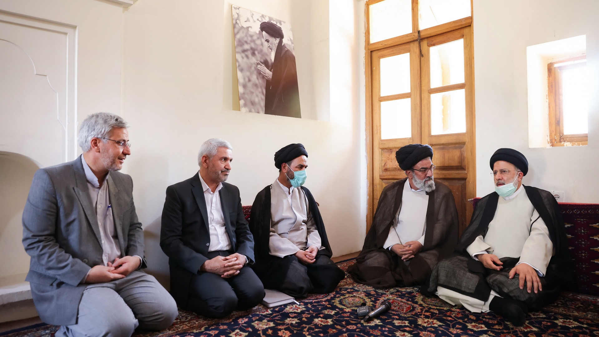 رییس جمهور از بیت تاریخی امام راحل در خمین بازدید کرد