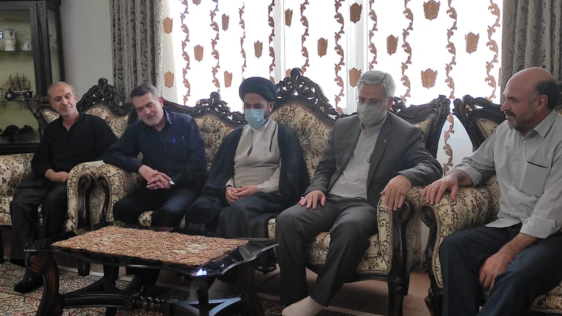 فرماندار  و امام جمعه خمین با دو تن از آزادگان سرافراز دفاع مقدس دیدار کردند.