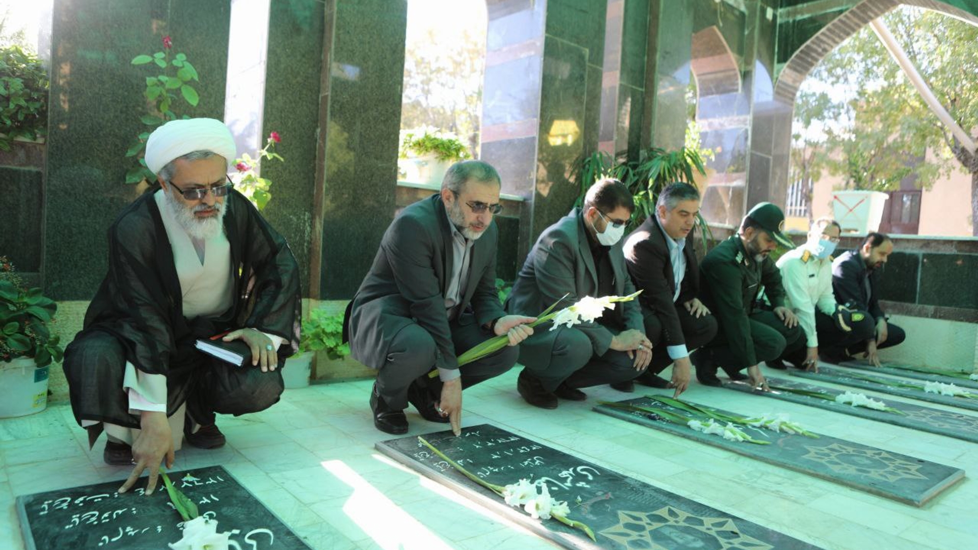 ادای احترام به شهدای امامزاده احمد تفرش