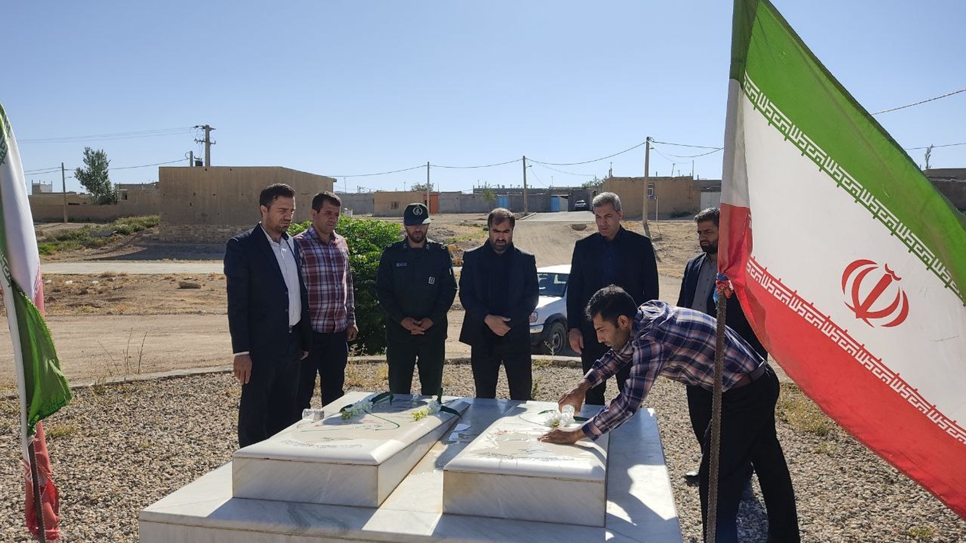 🔴تجدید میثاق با آرمان های شهدا توسط مسئولان فراهان در شهر خنجین