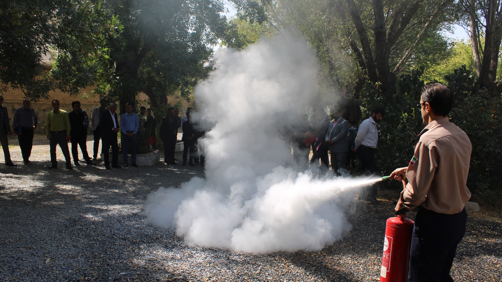 آموزش آتش نشانان پایگاه های روستایی درخصوص نحوه مقابله با آتش سوزی با منبع کپسول های گاز مایع