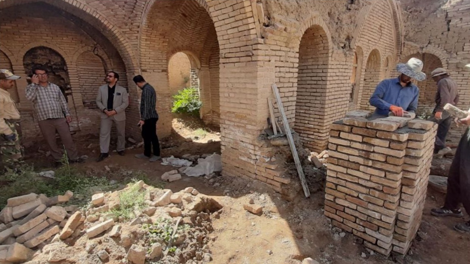 بازدید ابراهیم رستمی فرماندار کمیجان از روند بازسازی مدرسه تاریخی میرزا اصغر رجیل
