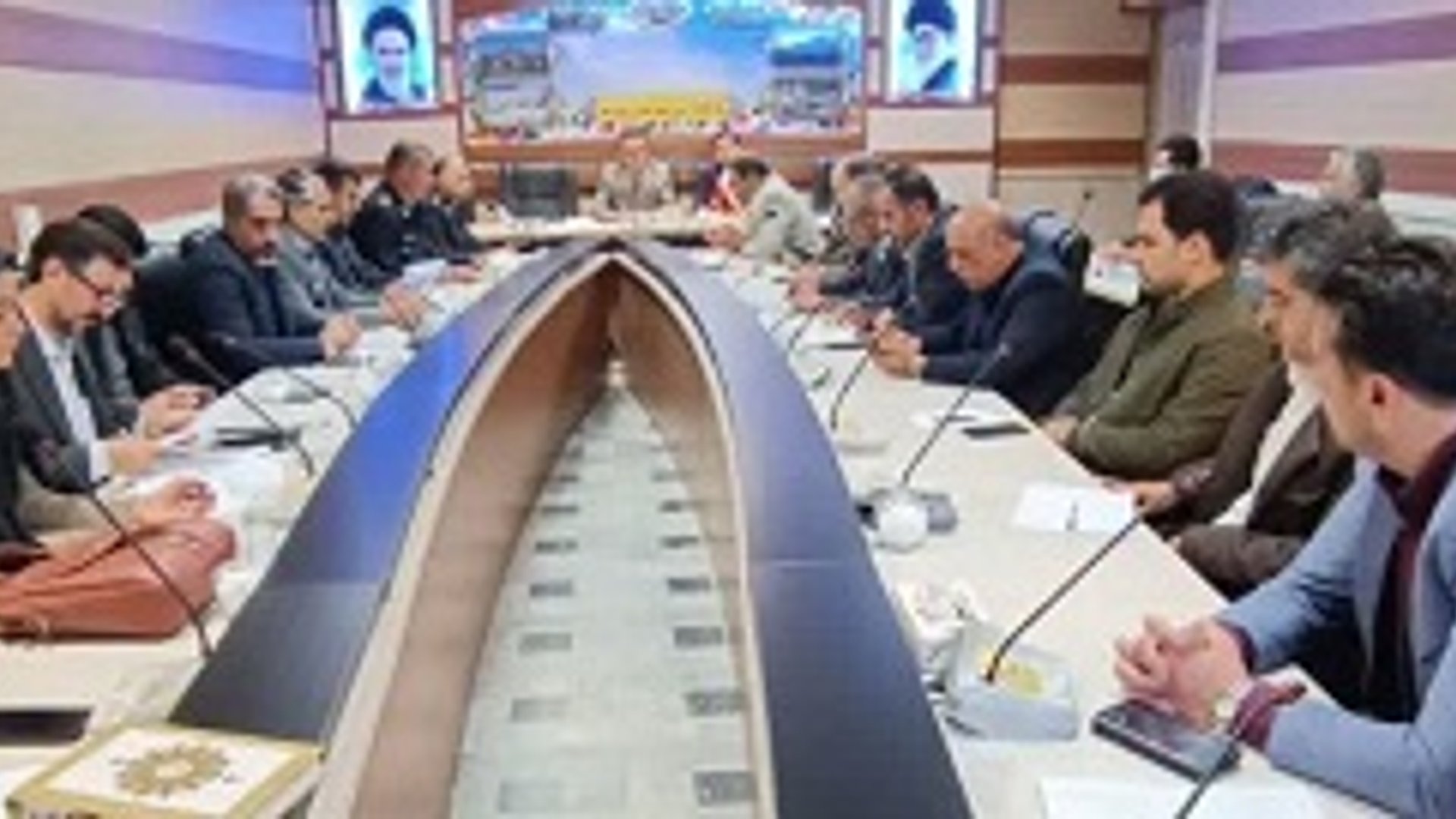 جلسه شورای ترافیک در محل فرمانداری شهرستان شازند برگزار شد .