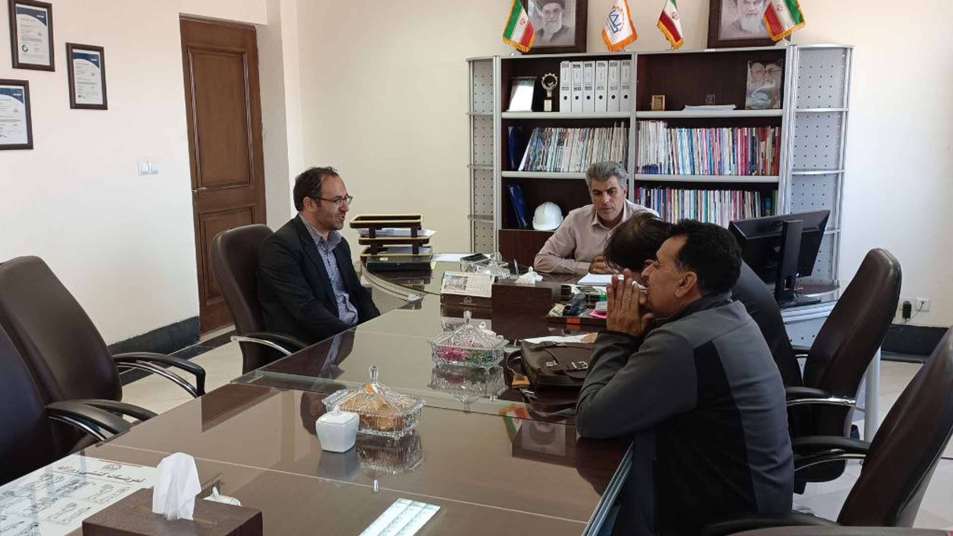 بازدید دکتر اتابکی دبیر کمیسیون مبارزه با قاچاق کالا و ارز استان از کارخانه تولید سیمان انارک دلیجان