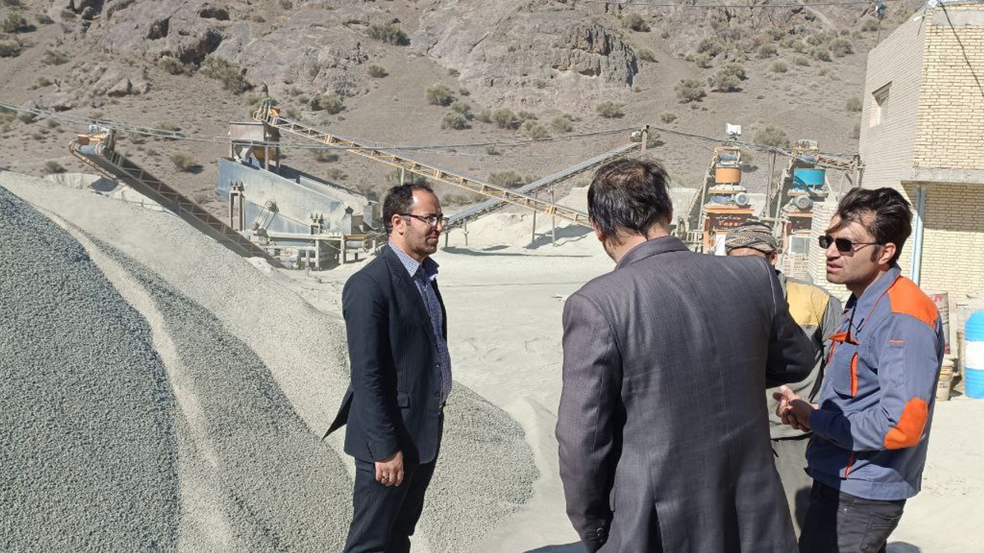 بازدید دبیر کمیسیون مبارزه با قاچاق کالا و ارز استان از معدن تولید سنگ آهن شهرستان دلیجان