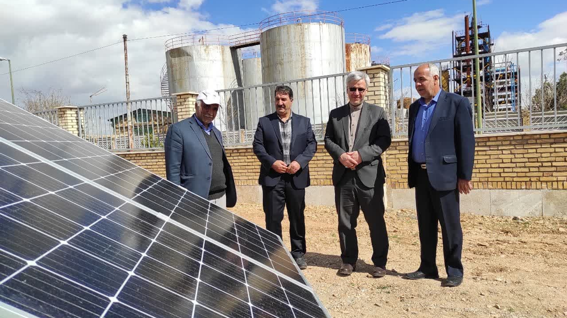 فرماندار و رئیس ستاد انرژی های تجدید پذیر استان از پروژه نیروگاه خورشیدی شهرک صنعتی خمین بازدید کردند