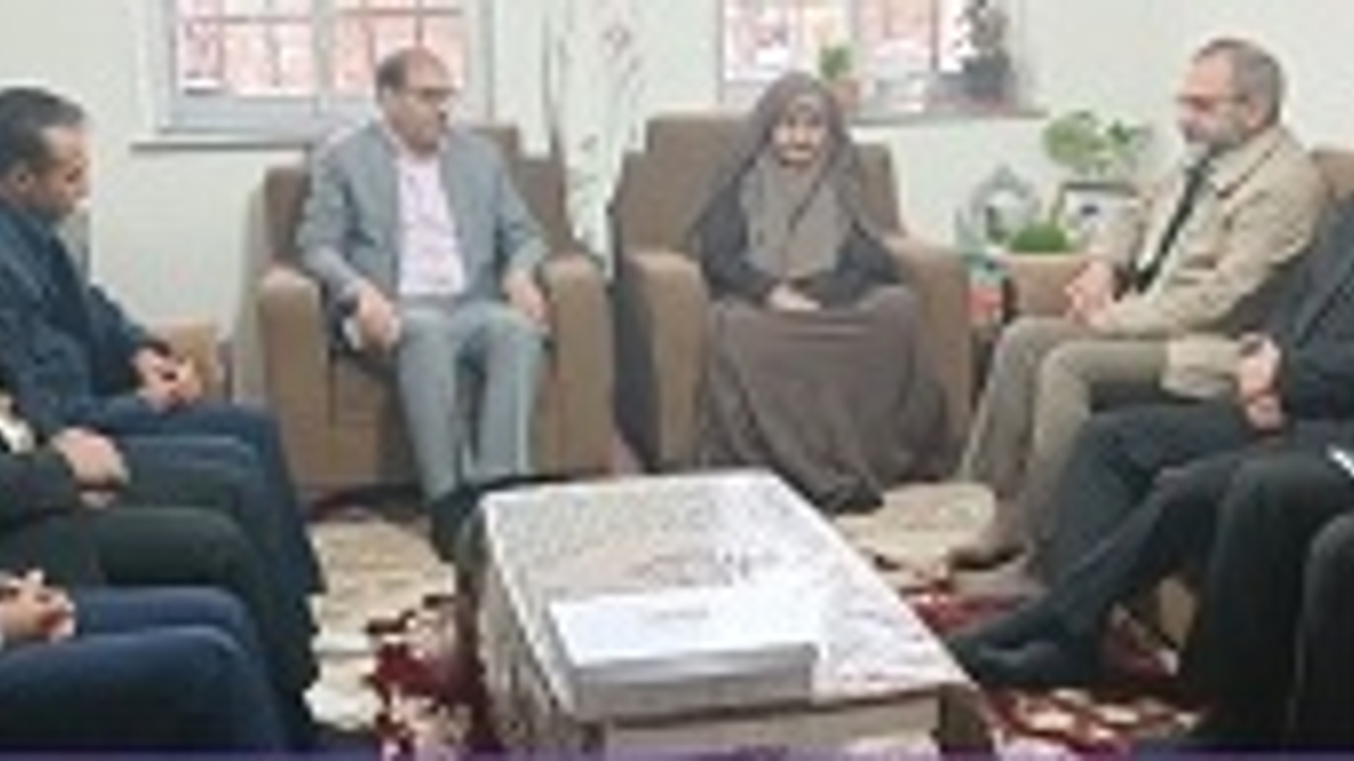 دیدار و نشست دکتر مخلص الائمه استاندار مرکزی با خانواده شهدا و ایثارگران در شهر آستانه