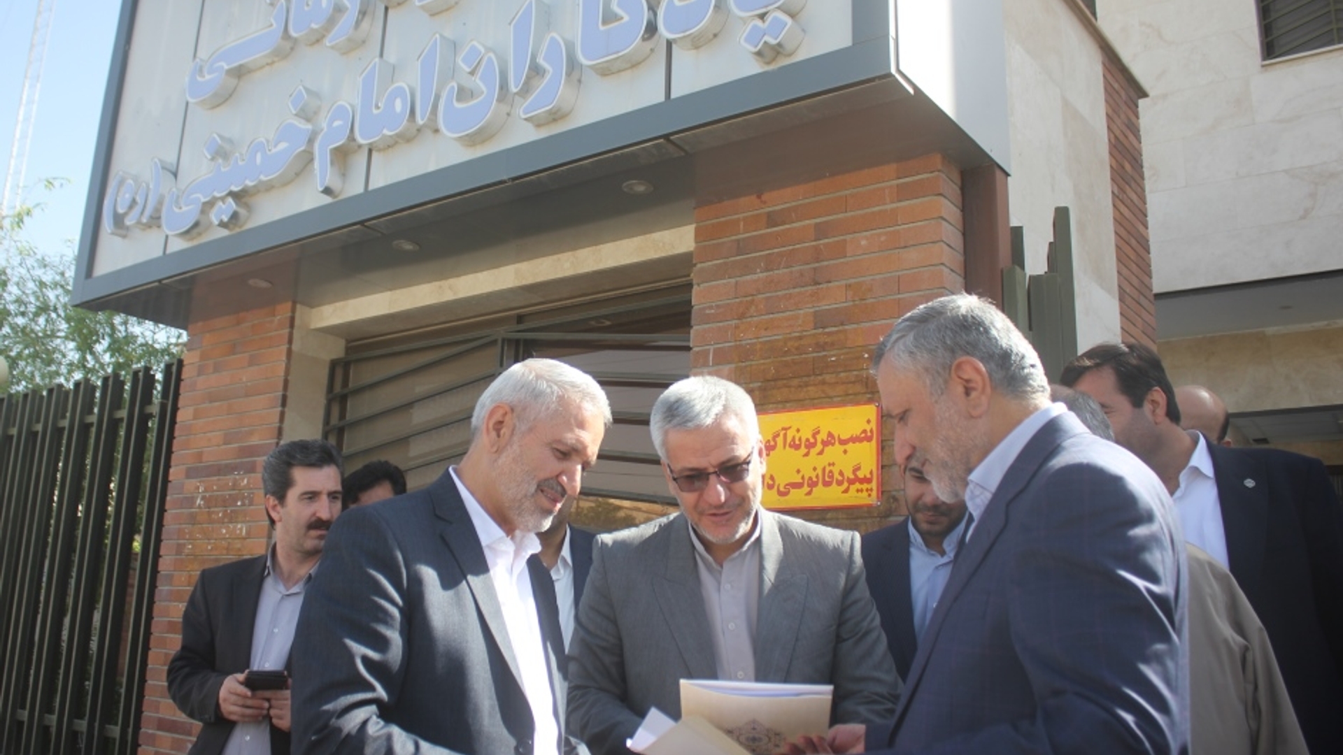 وزیر تعاون ، کار ورفاه اجتماعی از بیت تاریخی حضرت امام (ره) در خمین بازدید کرد