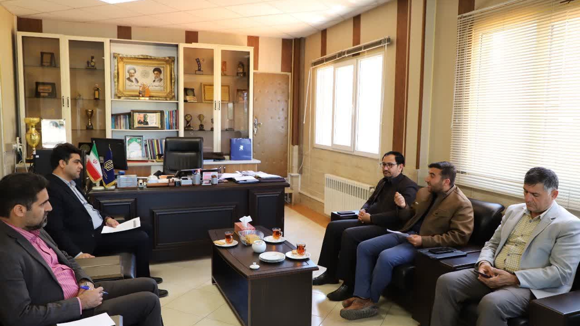 دیدار فرماندار کمیجان به اتفاق مدیر مرکز حرکتهای مردمی استان با مدیرکل نوسازی و تجهیز مدارس استان