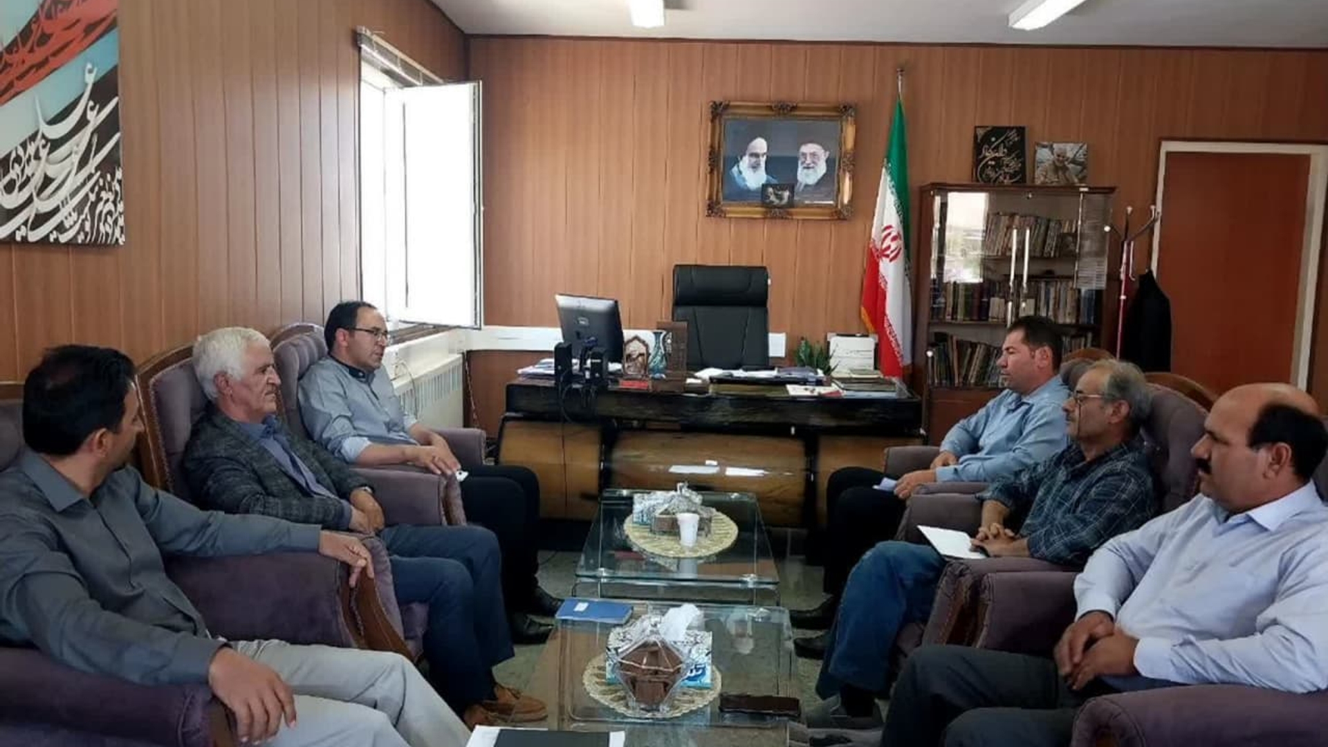 اعضای شورای بخش با دکتر اتابکی سرپرست فرمانداری شهرستان تفرش در دفتر فرمانداری دیدار کردند        :