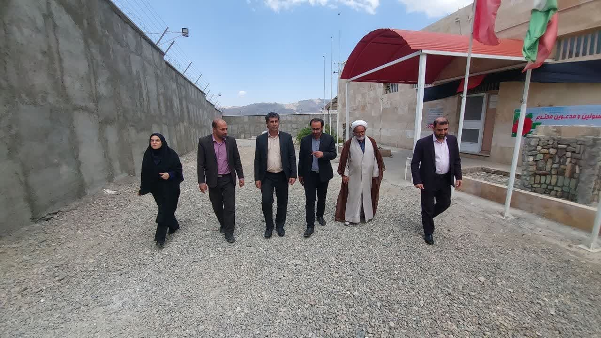 جواد اتابکی سرپرست فرمانداری به اتفاق میرکاظمی رئیس زندان و جمعی از مسئولین از شرایط زندان و امکانات درمانی، آموزشی برای سربازان و زندانیان بازدید کرد.