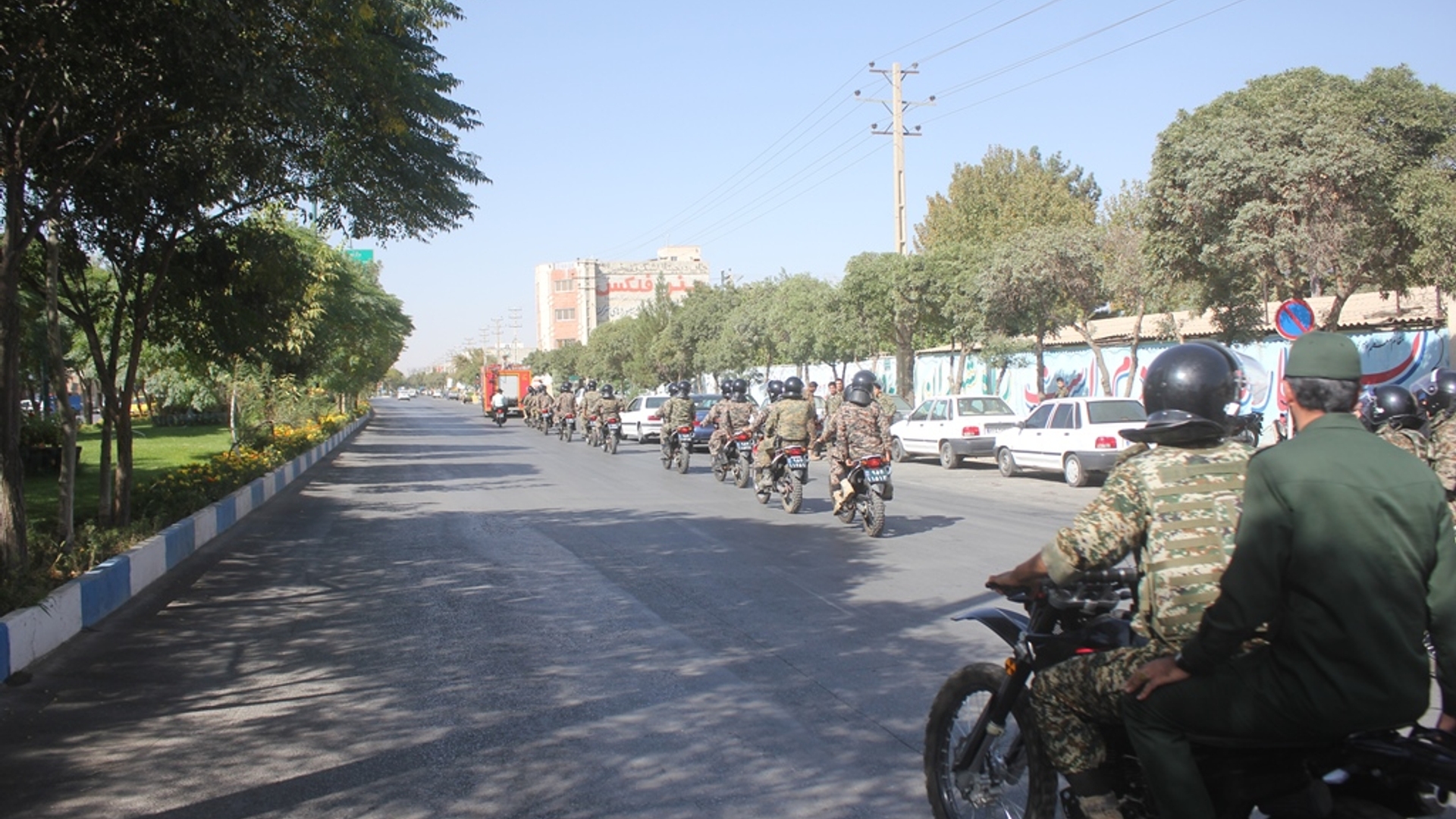 صبحگاه مشترک نیروهای نظامی و انتظامی شهرستان خمین بمناسبت هفته دفاع مقدس برگزار شد