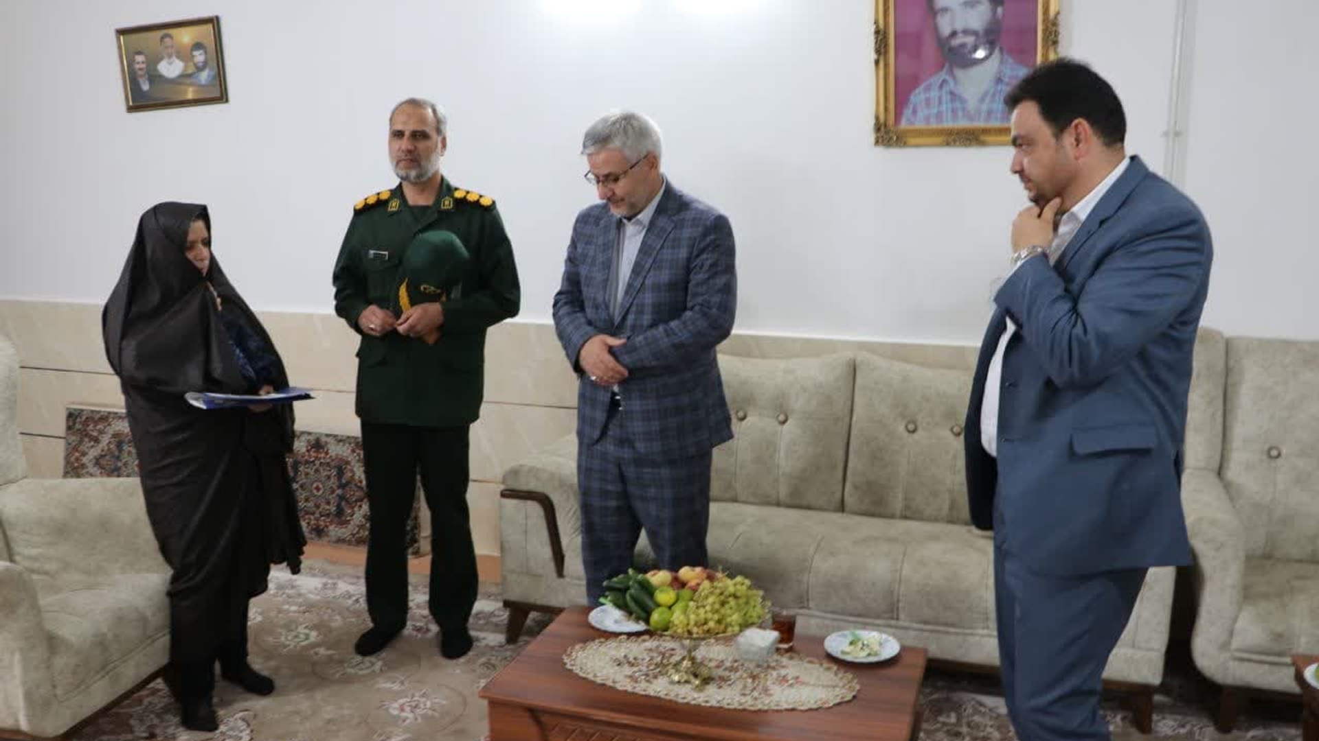 فرماندار با خانواده شهیدان کاظمی و گودرزی دیدار کرد