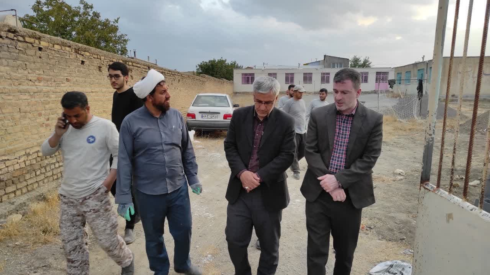 فرماندار از فعالیت تیم های جهادی در روستای خلیل آباد شهرستان خمین بازدید کرد