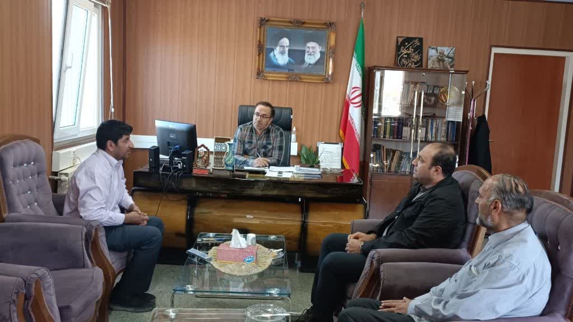 نشست رئیس شورای شهر تفرش و رئیس انجمن خوشنویسی و فعال فرهنگی با فرماندار