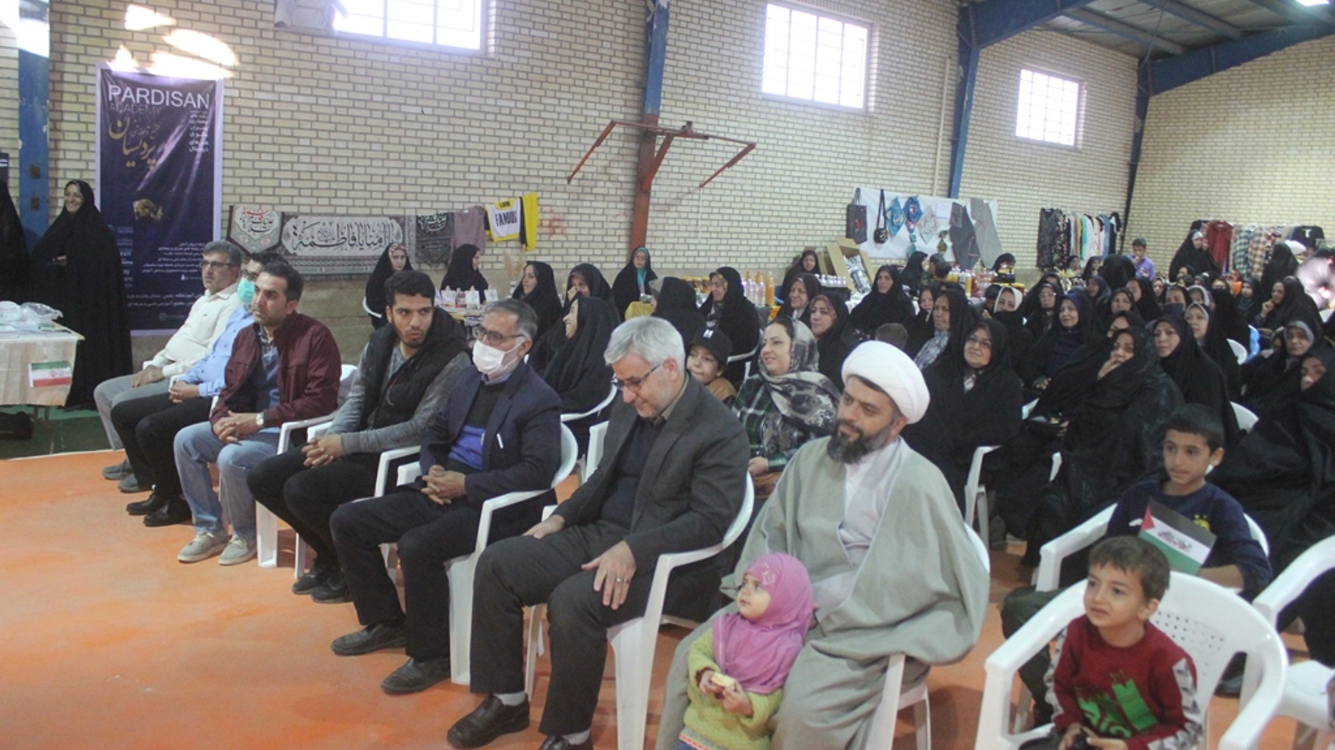 فرماندار از نمایشگاه صنایع دستی و غذایی در روستای شهابیه بازدید کرد