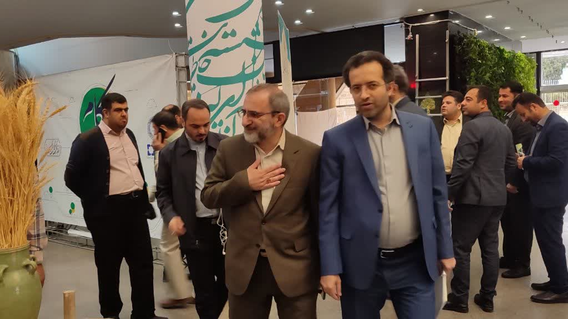 بازدید استاندار مرکزی از غرفه استان در رویداد تکام