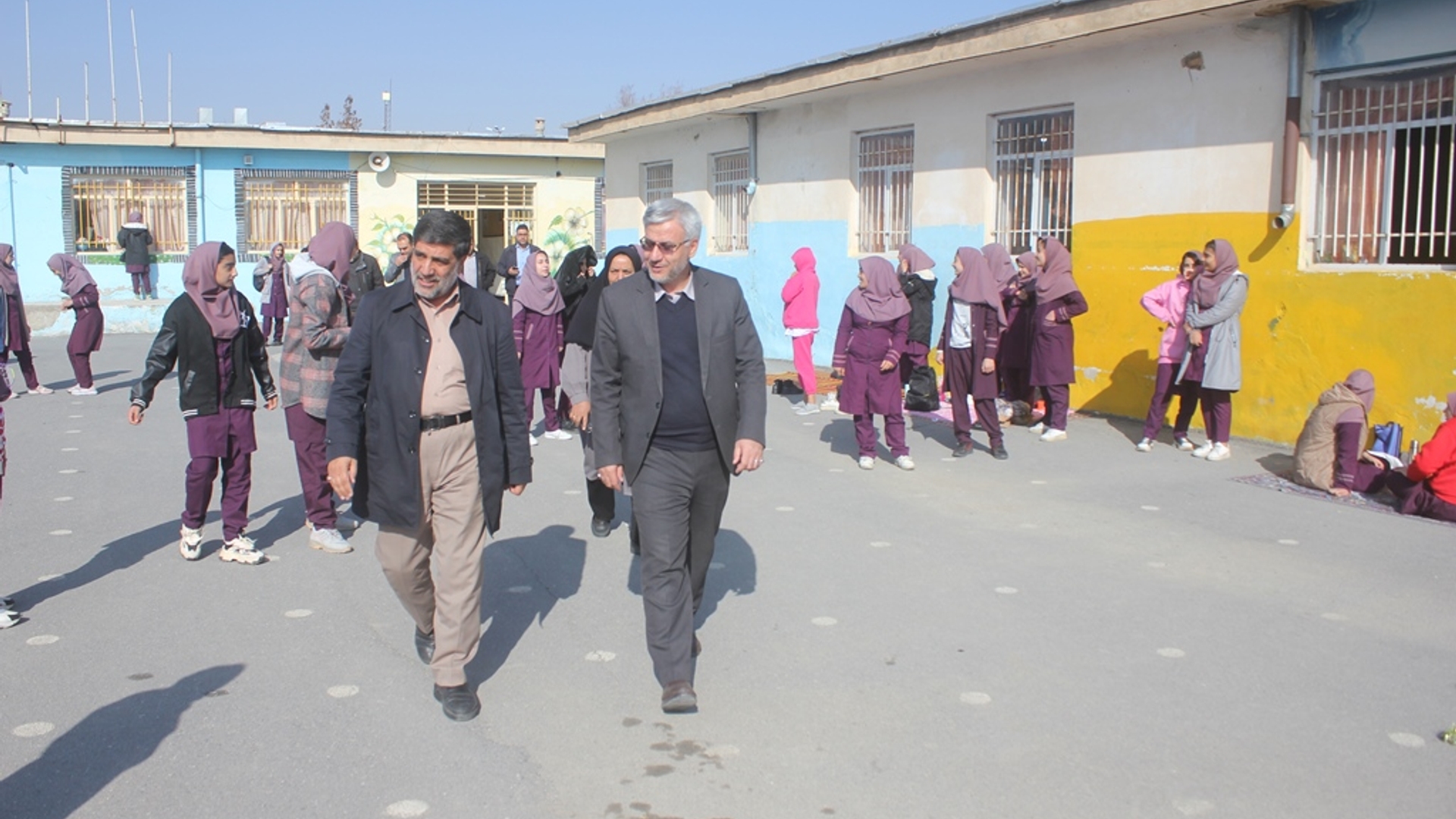 فرماندار از دبیرستان دخترانه ارشاد خمین بازدید کرد