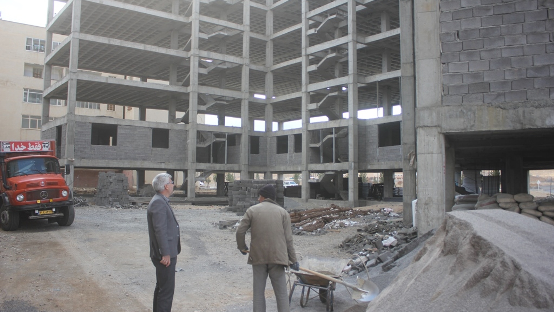 فرماندار از پروژه مسکن 36 واحدی کمیته امداد شهرستان خمین بازدید کرد