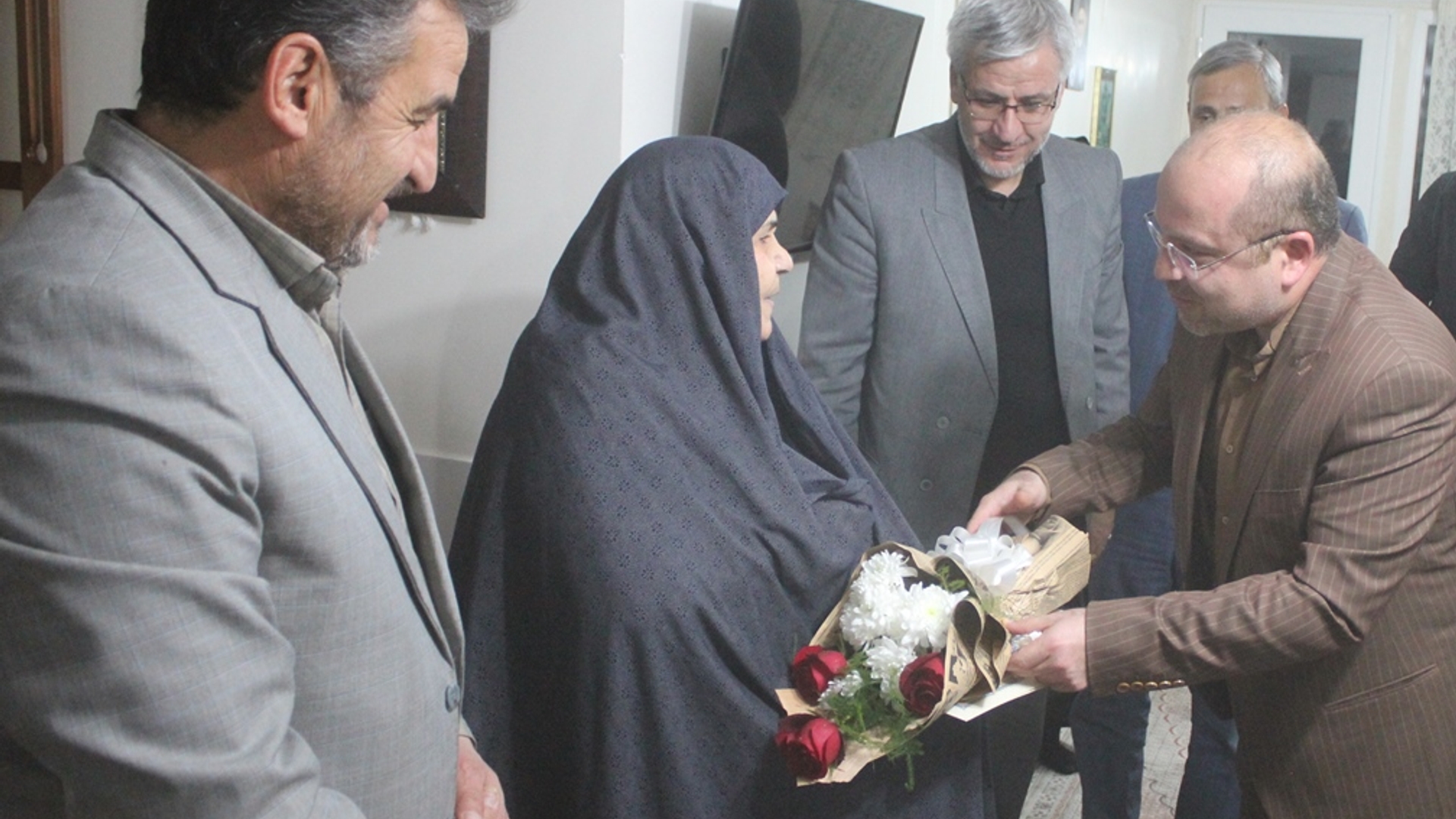 فرماندار ، امام جمعه و مدیر کل کتابخانه های عمومی استان با خانواده شهید حسین بیات دیدار کردند