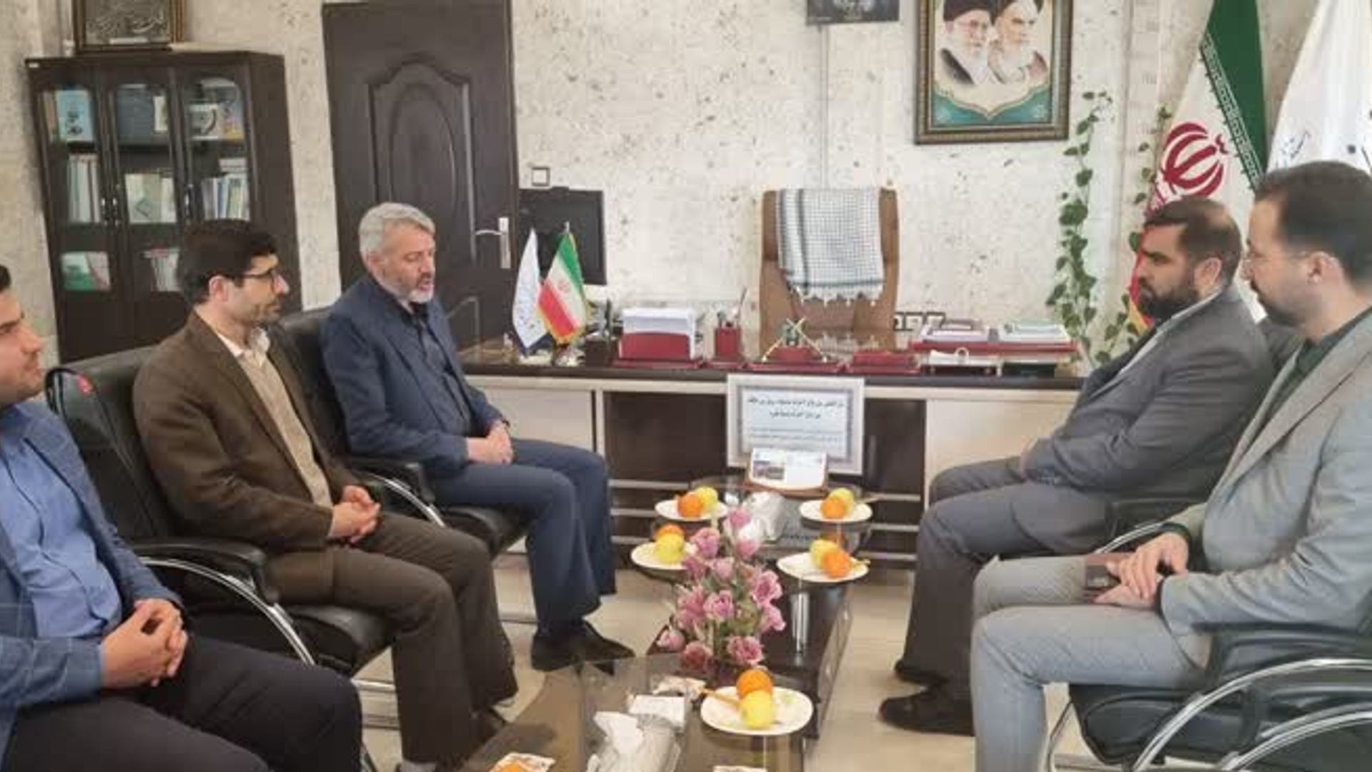 حسین مولوی مدیرکل آموزش و پرورش استان با آقازیارتی فرماندار شهرستان فراهان، دیدار و گفتگو نمودند.