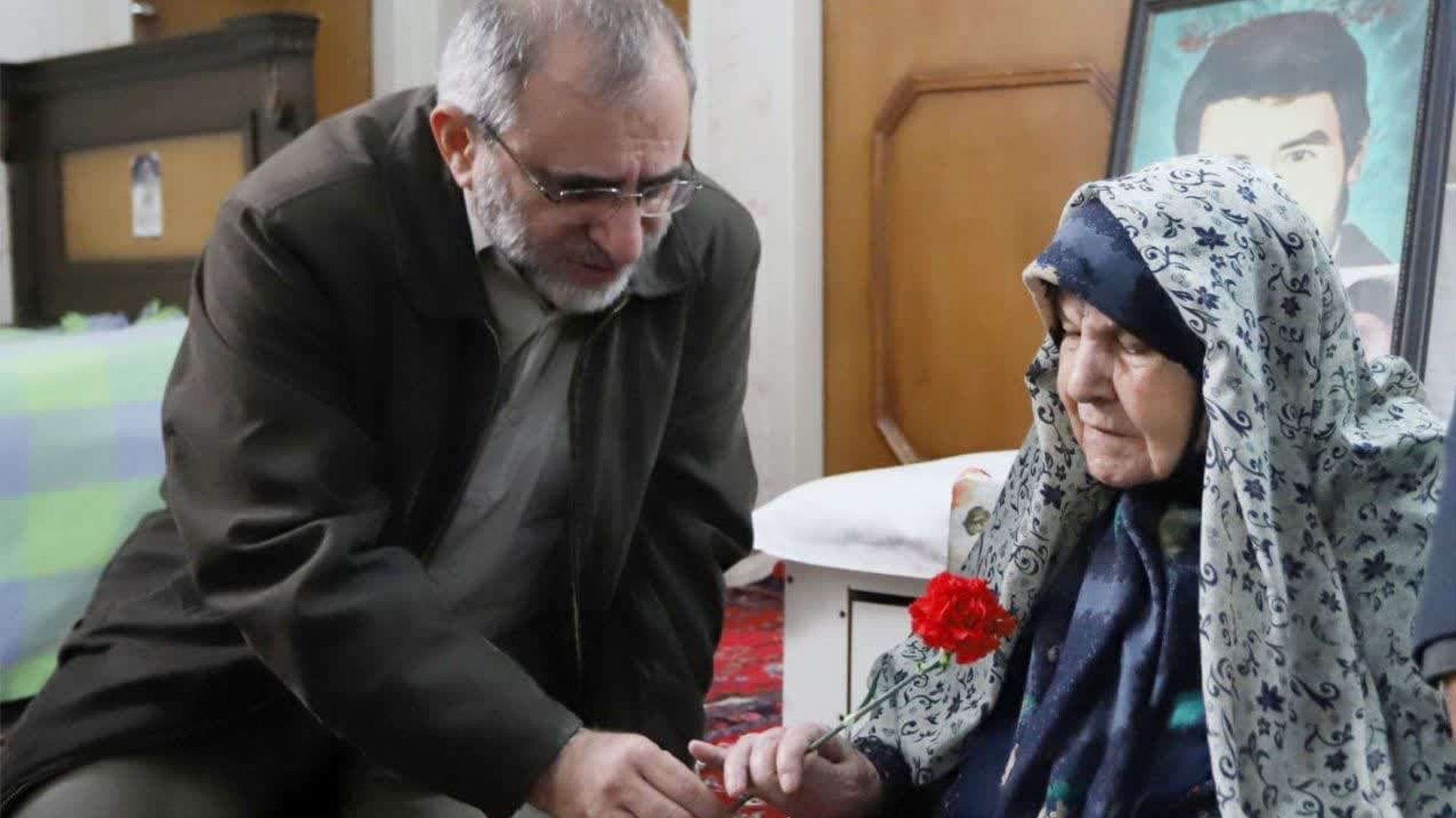 استاندار با خانواده شهید سید حسن اشرفی در خمین دیدار کرد