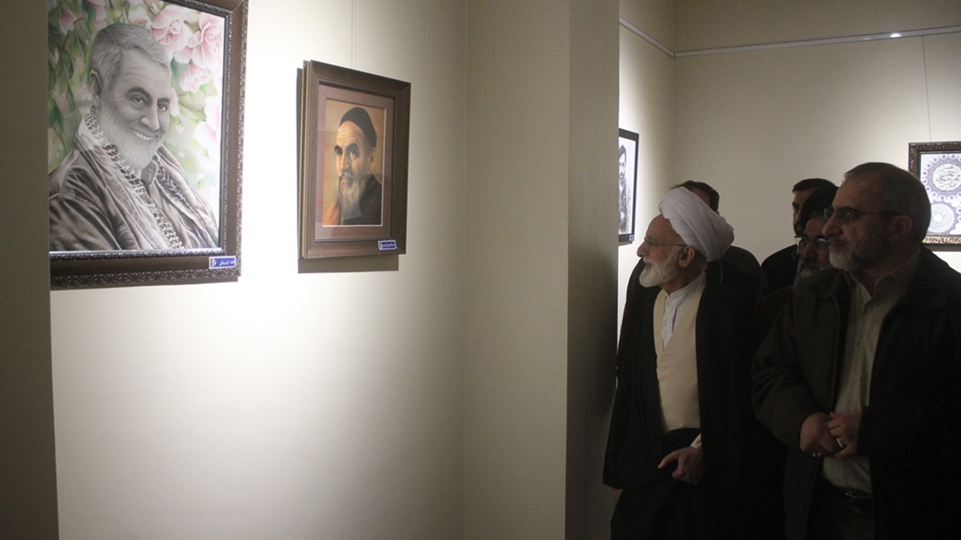 نمایشگاه تجسم هنر فجر در شهرستان خمین بمناسبت دهه مبارک فجر افتتاح شد