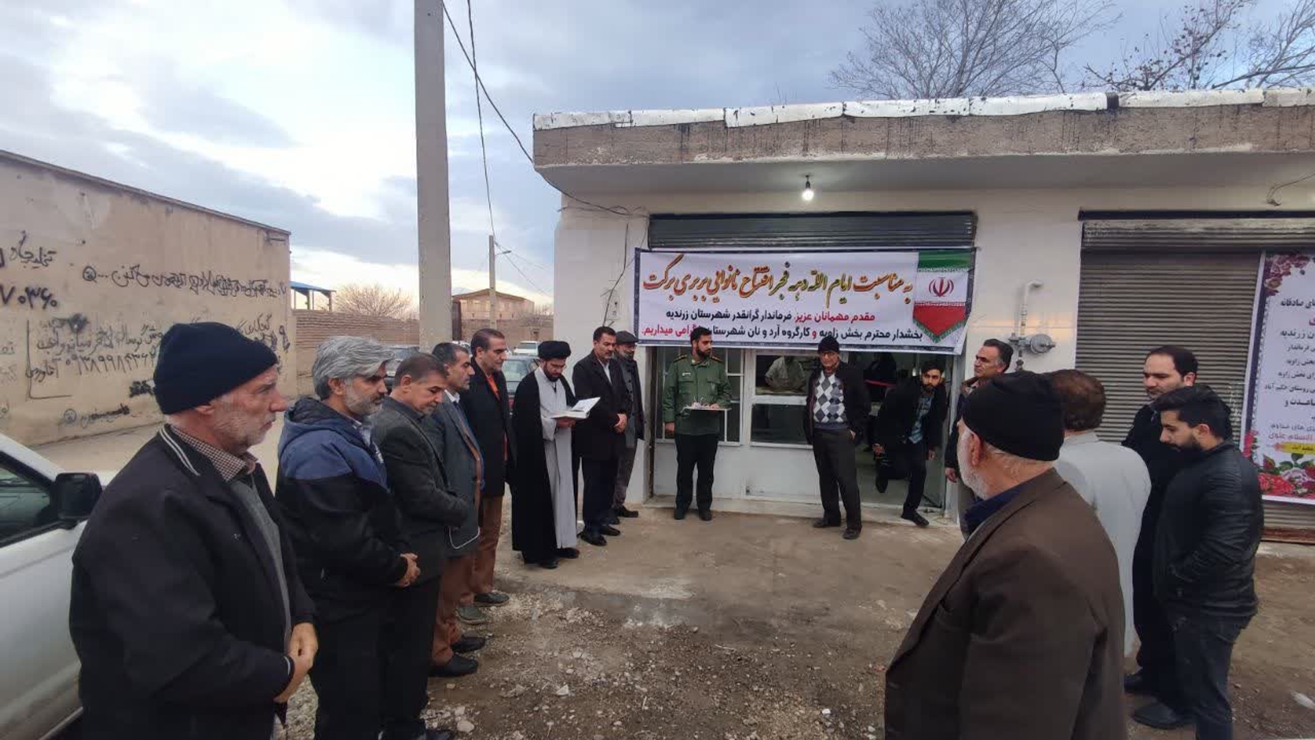 افتتاح نانوایی بربری با حضور جمعی از مسئولین در روستای حکیم آباد