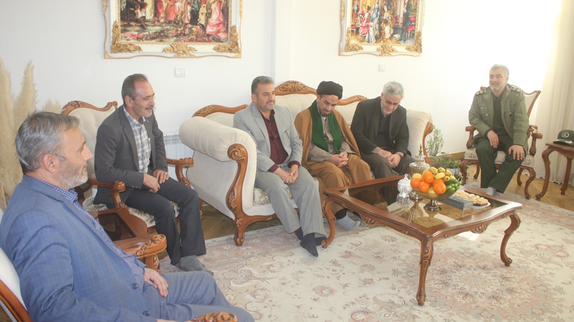 فرماندار و امام جمعه شهرستان با تعدادی از جانبازان 8 سال دفاع مقدس در خمین دیدار کردند