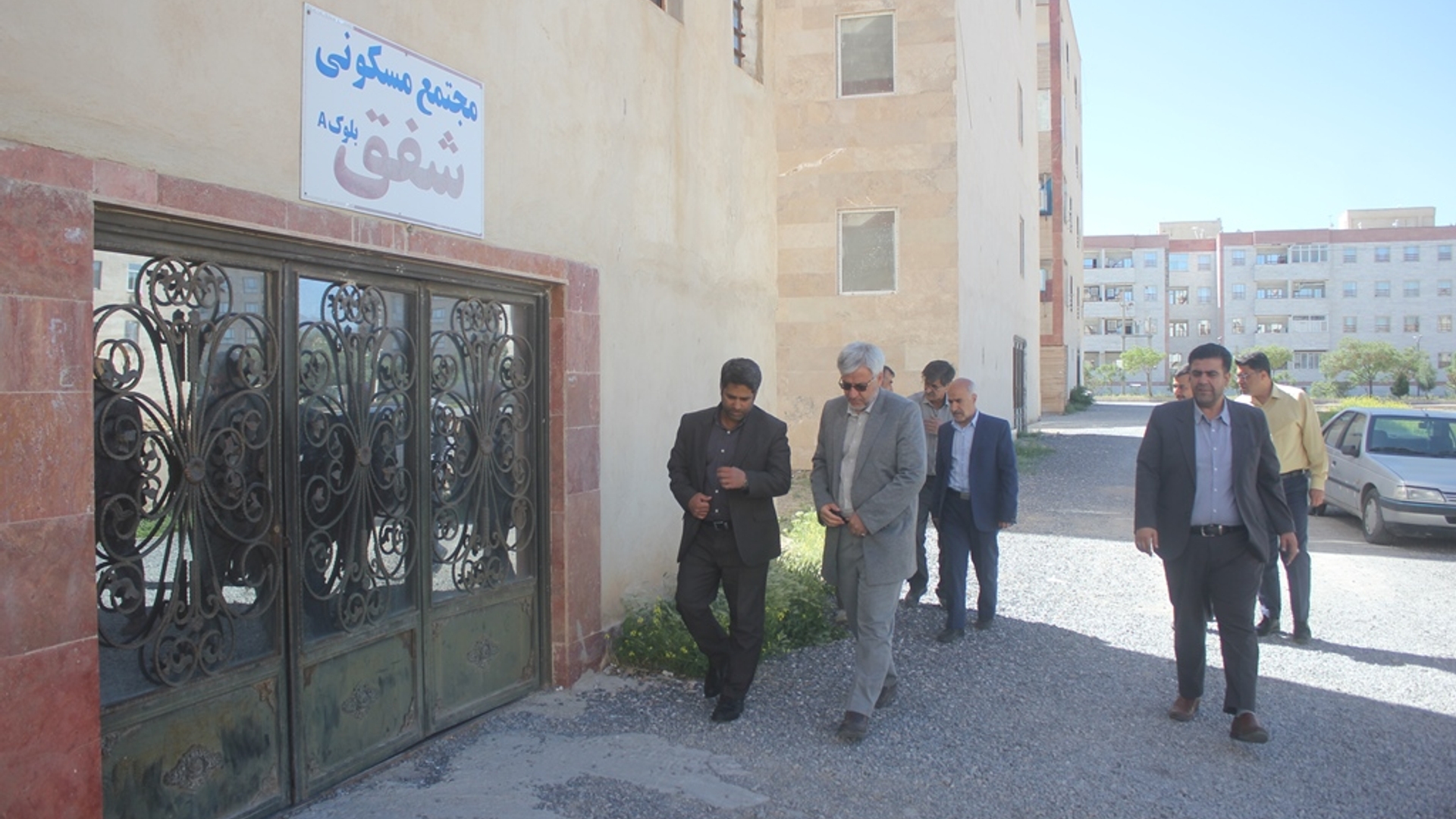 فرماندار از مجتمع مسکونی مهر شفق خمین بازدید کرد