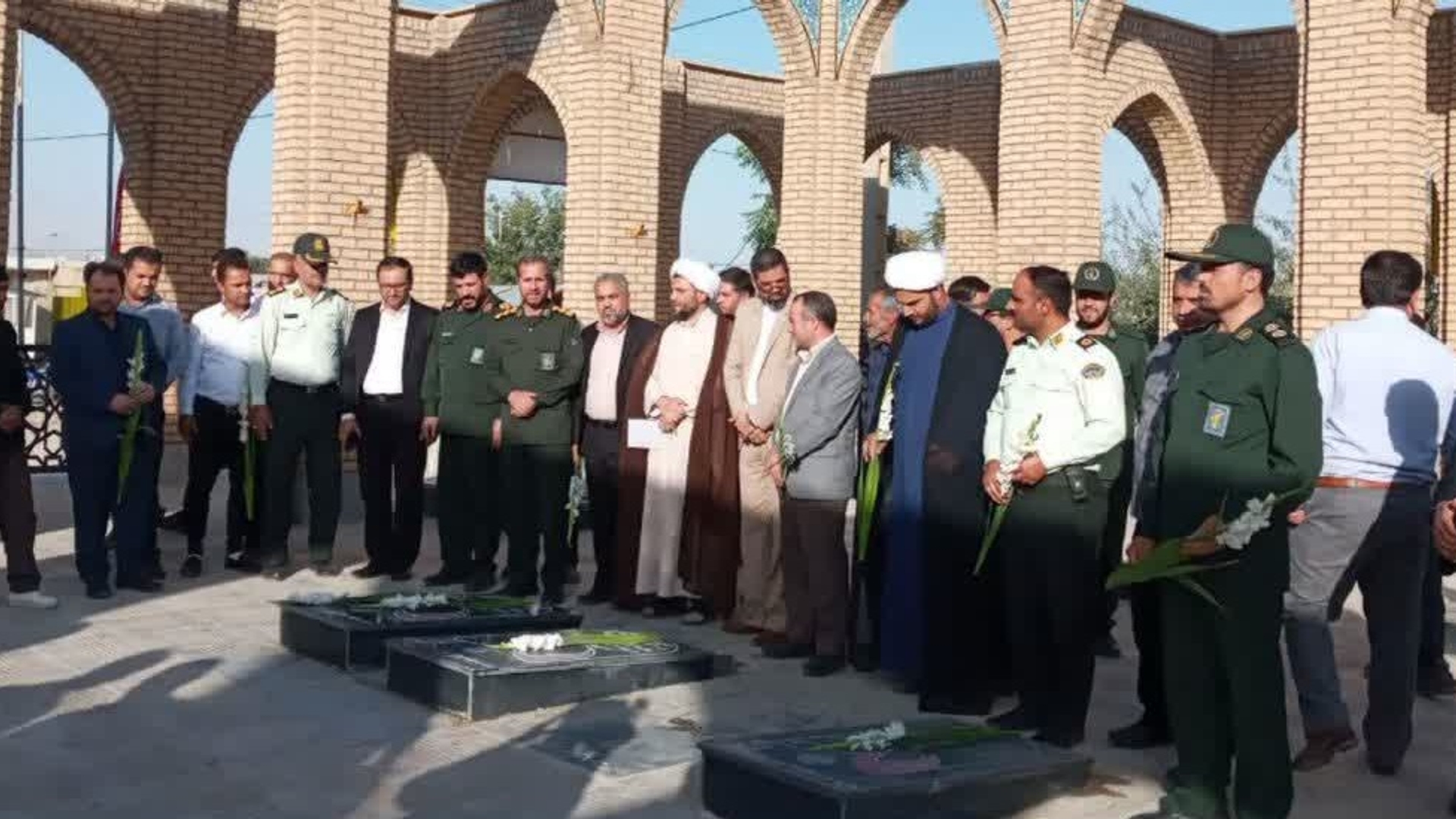 همزمان با فرا رسیدن هفته دفاع مقدس صورت پذیرفت:
غبار روبی، گلباران و عطرافشانی قبور مطهر شهدای شهر میلاجرد