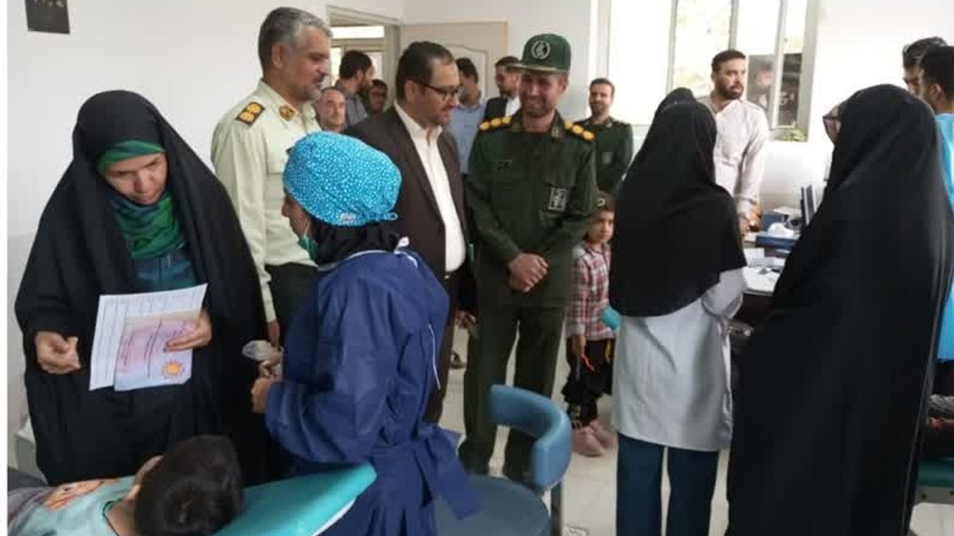 دیدار ابراهیم رستمی فرماندار کمیجان با گروه جهادی دندانپزشکی در روستای حسین آباد