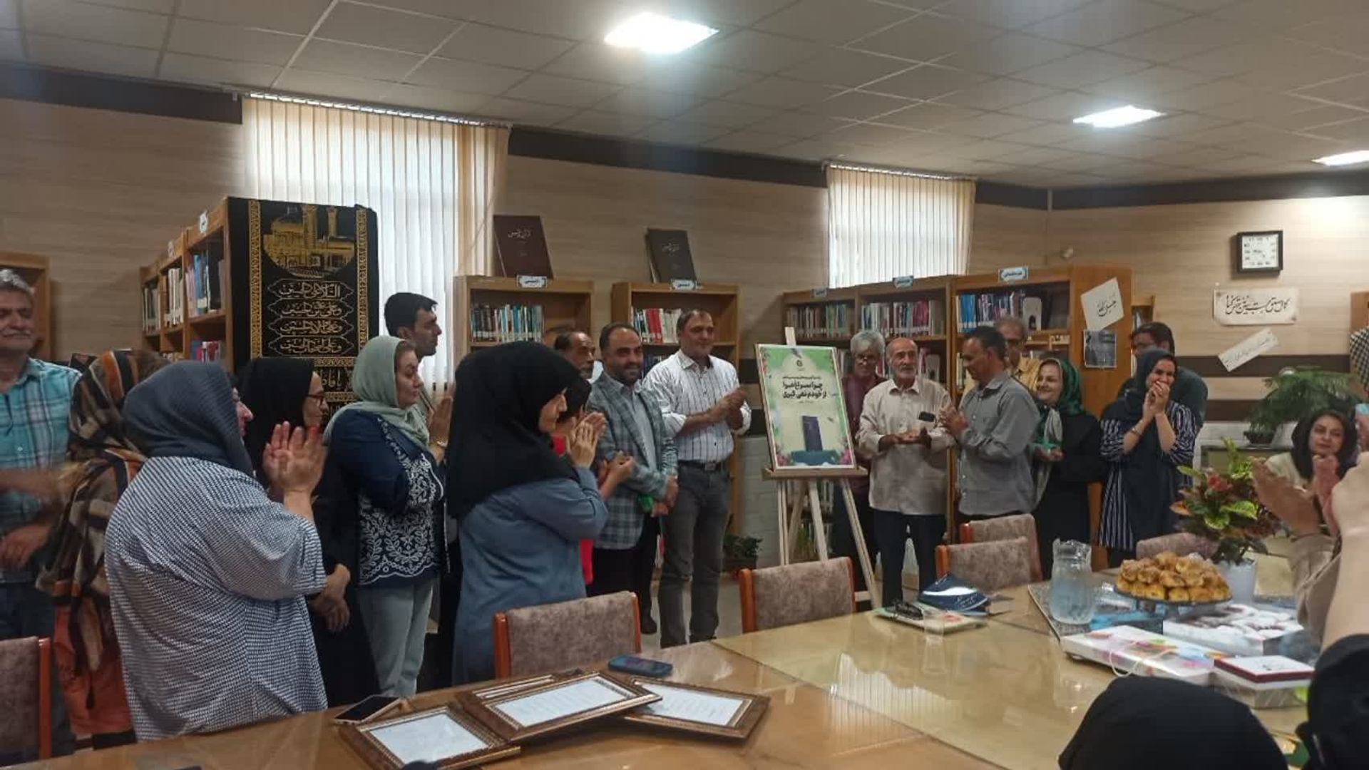 آیین رونمایی کتاب " چرا سراغ مرا از خودم نمی گیری " اثر قاسم حسینی برگزار شد.