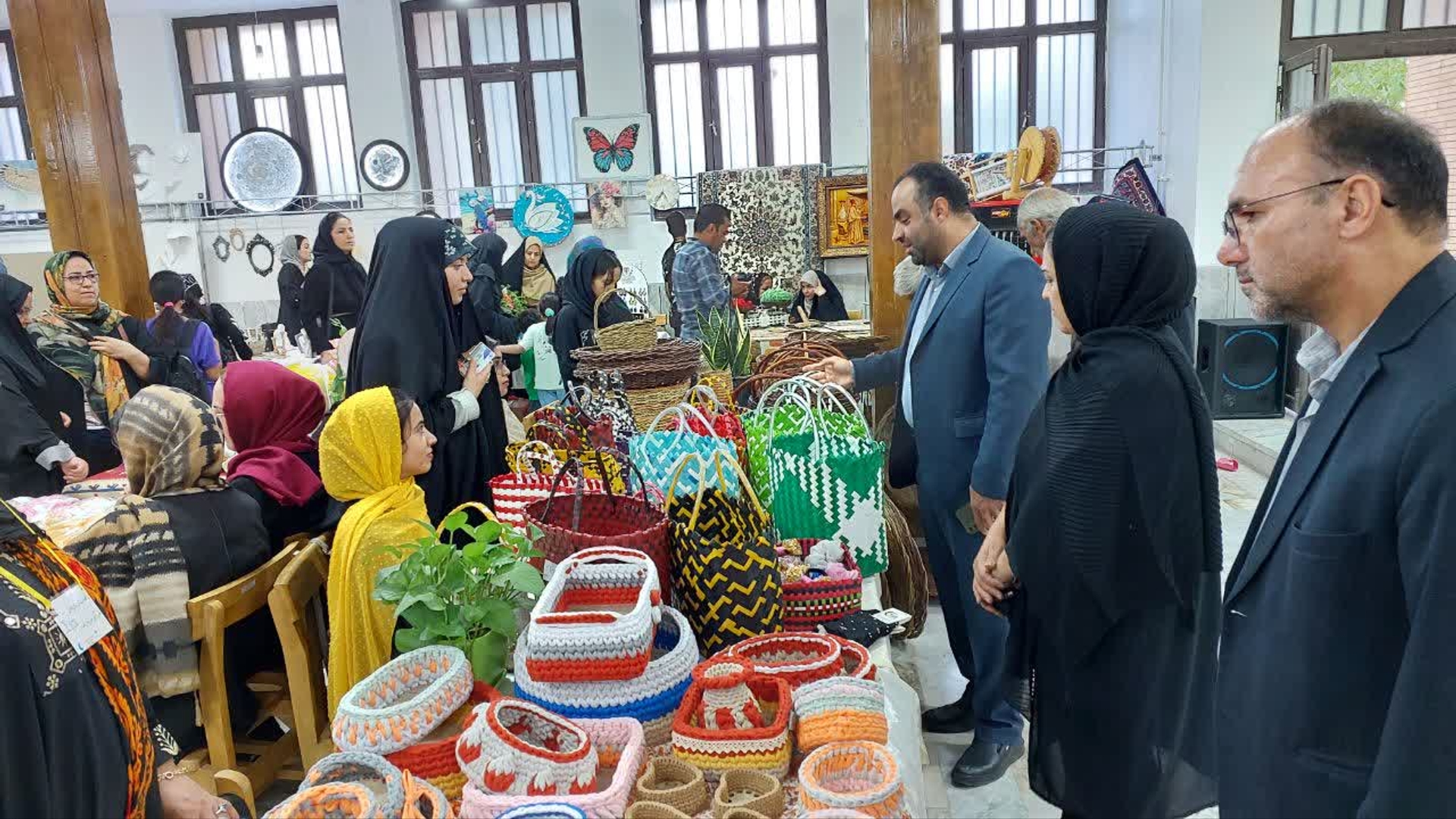 نمایشگاه دست‌ساخته‌های بانوان شهرستان محلات افتتاح شد